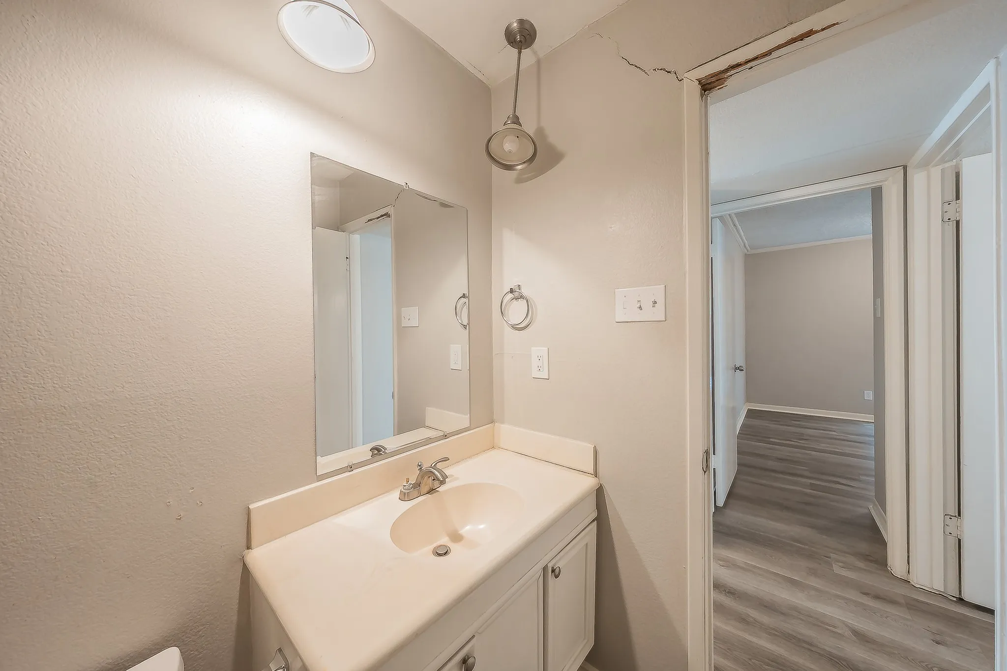 Single Family Residence For Sale in Denton County , 1201 Kingston Drive, Lewisville, Texas 75067, 3 Bedroom, 2 Bathroom, 2 Garage spaces, 1,441 Sqft, built in 1970, mls#21350817, Real Estate Agent in Lewisville, Homes For Sale in Denton county, Homes For Sale in Lewisville, Realtor in Lewisville Texas, Real Estate Brokerage Independent Realty Texas, Luminita Cordes Realtor