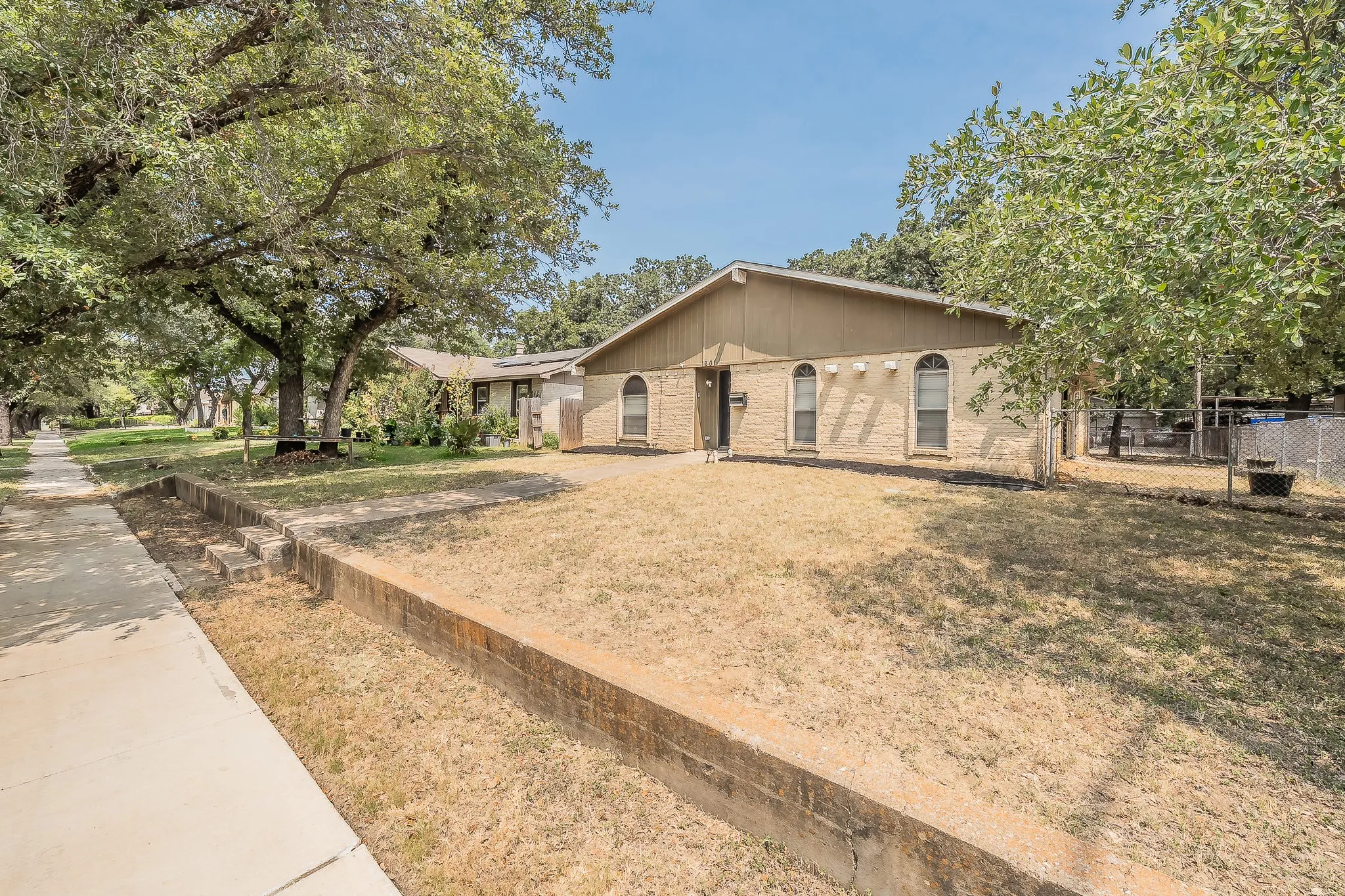 Single Family Residence For Sale in Denton County , 1201 Kingston Drive, Lewisville, Texas 75067, 3 Bedroom, 2 Bathroom, 2 Garage spaces, 1,441 Sqft, built in 1970, mls#21350817, Real Estate Agent in Lewisville, Homes For Sale in Denton county, Homes For Sale in Lewisville, Realtor in Lewisville Texas, Real Estate Brokerage Independent Realty Texas, Luminita Cordes Realtor