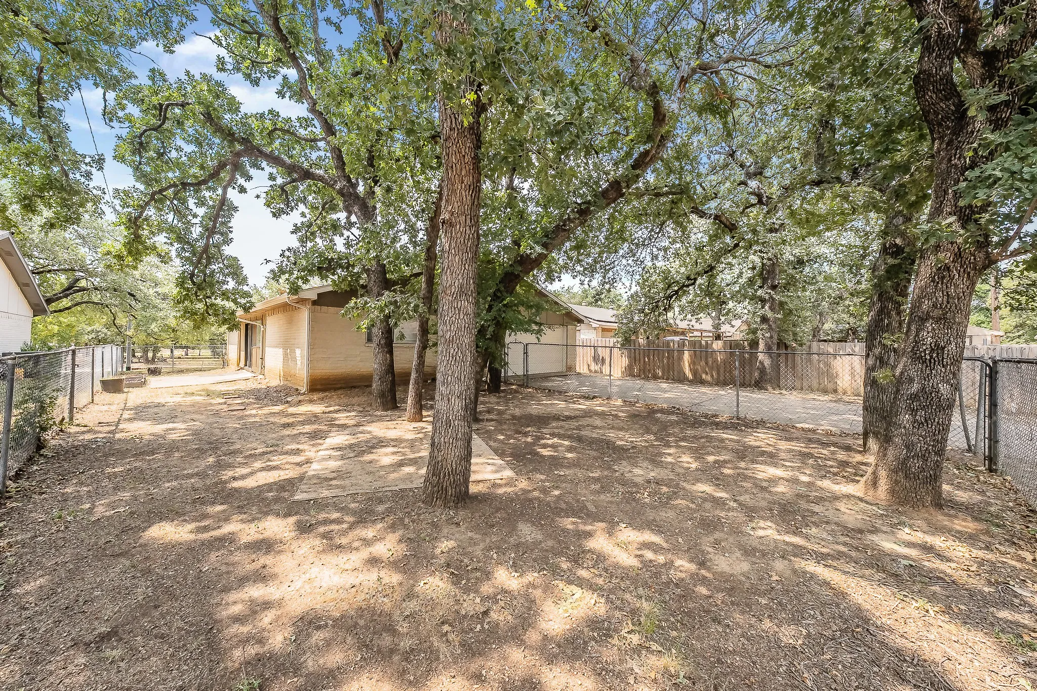 Single Family Residence For Sale in Denton County , 1201 Kingston Drive, Lewisville, Texas 75067, 3 Bedroom, 2 Bathroom, 2 Garage spaces, 1,441 Sqft, built in 1970, mls#21350817, Real Estate Agent in Lewisville, Homes For Sale in Denton county, Homes For Sale in Lewisville, Realtor in Lewisville Texas, Real Estate Brokerage Independent Realty Texas, Luminita Cordes Realtor