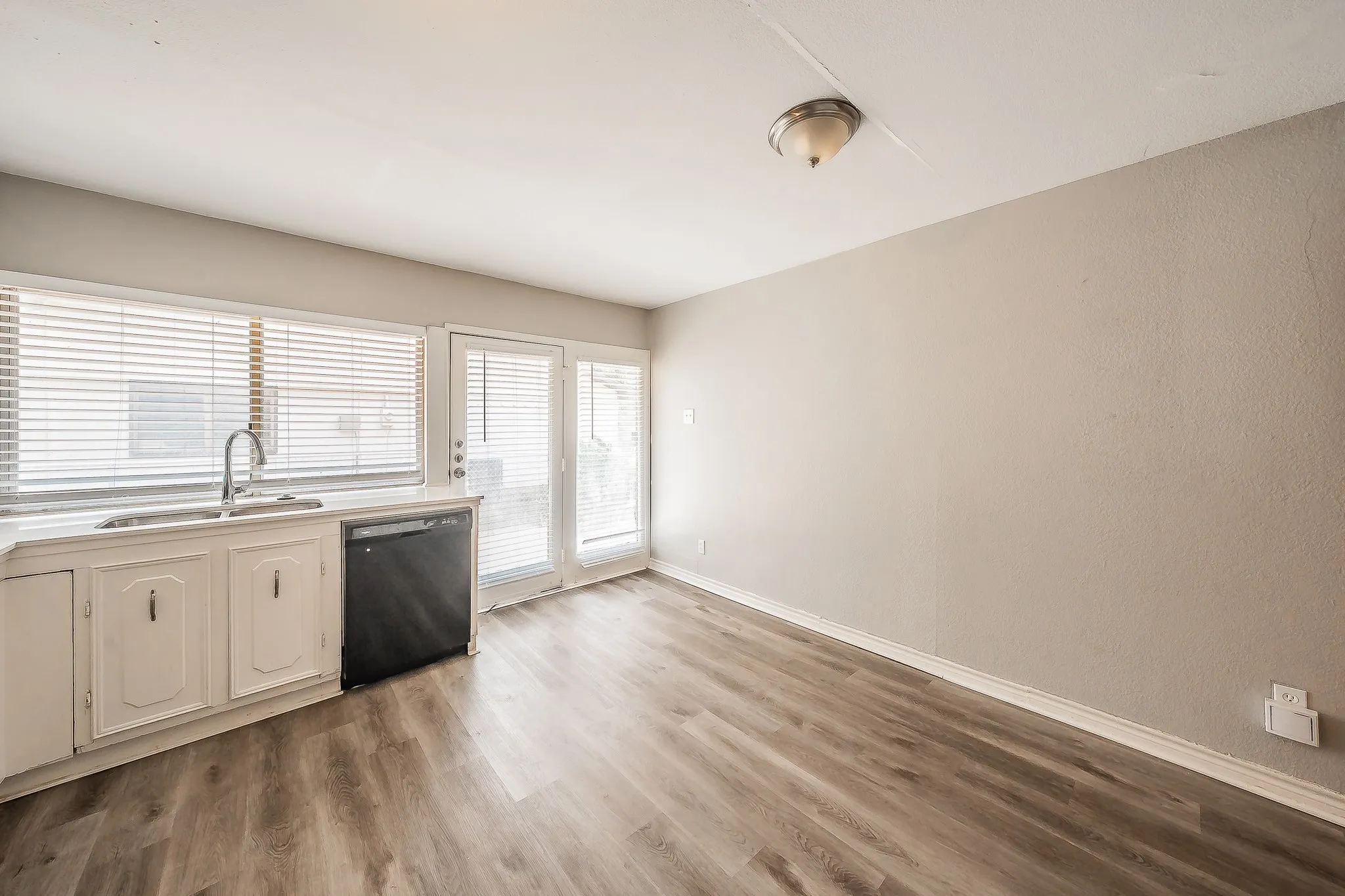 Single Family Residence For Sale in Denton County , 1201 Kingston Drive, Lewisville, Texas 75067, 3 Bedroom, 2 Bathroom, 2 Garage spaces, 1,441 Sqft, built in 1970, mls#21350817, Real Estate Agent in Lewisville, Homes For Sale in Denton county, Homes For Sale in Lewisville, Realtor in Lewisville Texas, Real Estate Brokerage Independent Realty Texas, Luminita Cordes Realtor