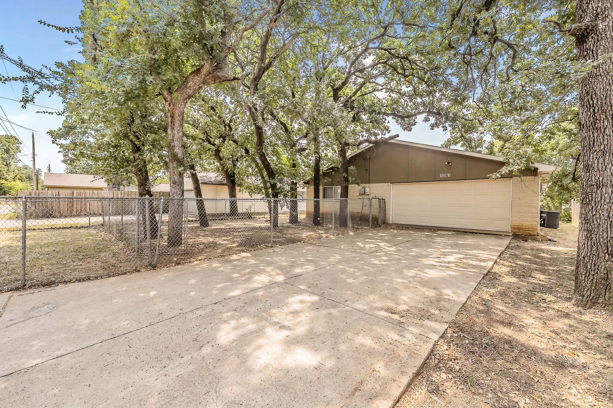 Single Family Residence For Sale in Denton County , 1201 Kingston Drive, Lewisville, Texas 75067, 3 Bedroom, 2 Bathroom, 2 Garage spaces, 1,441 Sqft, built in 1970, mls#21350817, Real Estate Agent in Lewisville, Homes For Sale in Denton county, Homes For Sale in Lewisville, Realtor in Lewisville Texas, Real Estate Brokerage Independent Realty Texas, Luminita Cordes Realtor