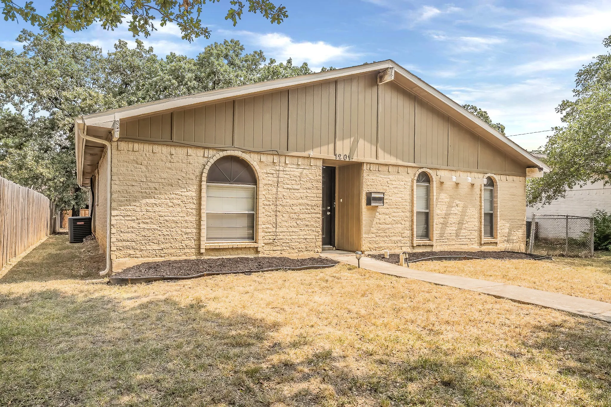 Single Family Residence For Sale in Denton County , 1201 Kingston Drive, Lewisville, Texas 75067, 3 Bedroom, 2 Bathroom, 2 Garage spaces, 1,441 Sqft, built in 1970, mls#21350817, Real Estate Agent in Lewisville, Homes For Sale in Denton county, Homes For Sale in Lewisville, Realtor in Lewisville Texas, Real Estate Brokerage Independent Realty Texas, Luminita Cordes Realtor