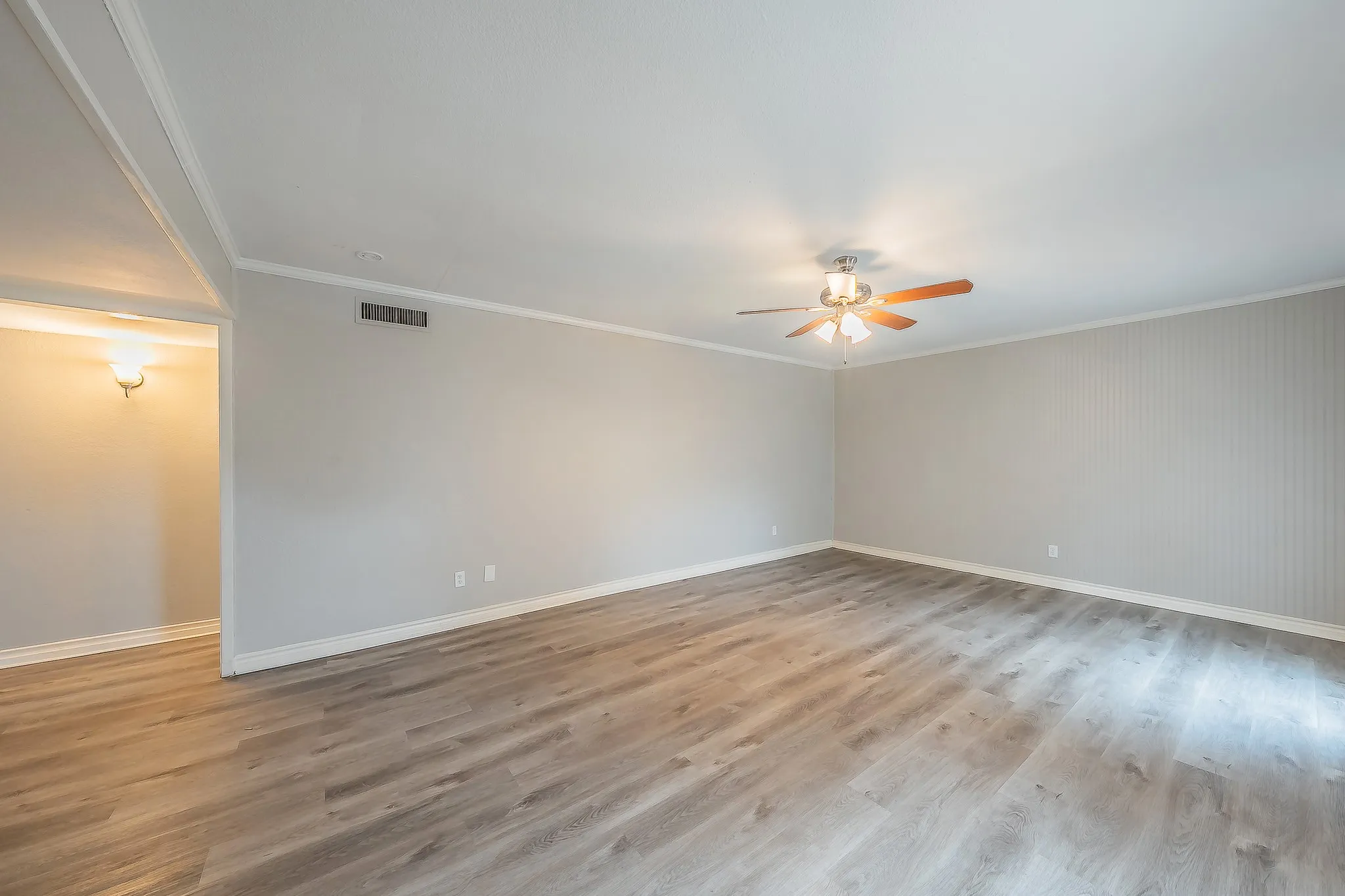Single Family Residence For Sale in Denton County , 1201 Kingston Drive, Lewisville, Texas 75067, 3 Bedroom, 2 Bathroom, 2 Garage spaces, 1,441 Sqft, built in 1970, mls#21350817, Real Estate Agent in Lewisville, Homes For Sale in Denton county, Homes For Sale in Lewisville, Realtor in Lewisville Texas, Real Estate Brokerage Independent Realty Texas, Luminita Cordes Realtor