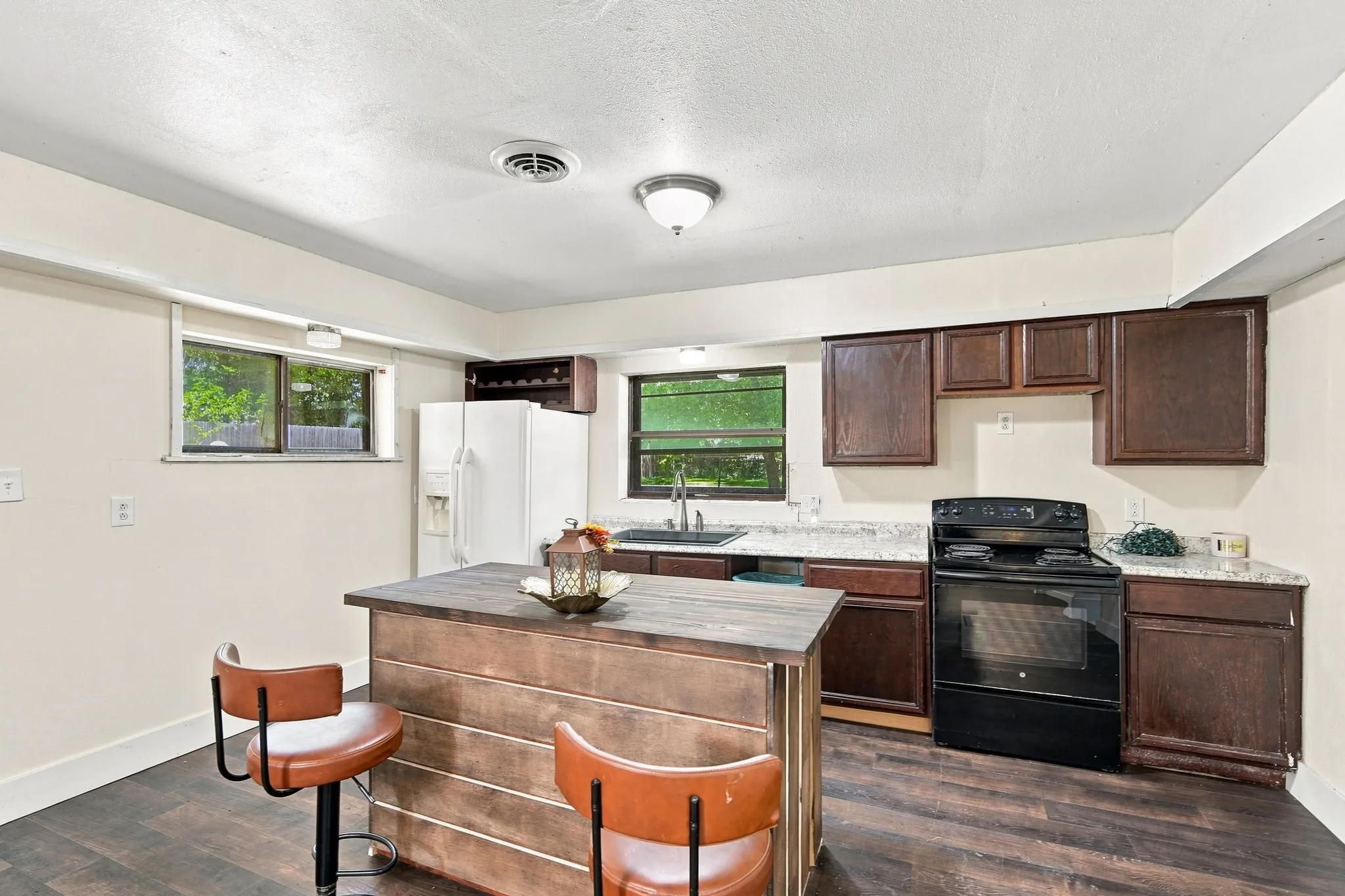 Single Family Residence For Sale in Ellis County , 204 Methodist Street, Red Oak, Texas 75154, 3 Bedroom, 2 Bathroom, Garage spaces, 1,388 Sqft, built in 1950, mls#21349536, Real Estate Agent in Red Oak, Homes For Sale in Ellis county, Homes For Sale in Red Oak, Realtor in Red Oak Texas, Real Estate Brokerage Independent Realty Texas, Luminita Cordes Realtor