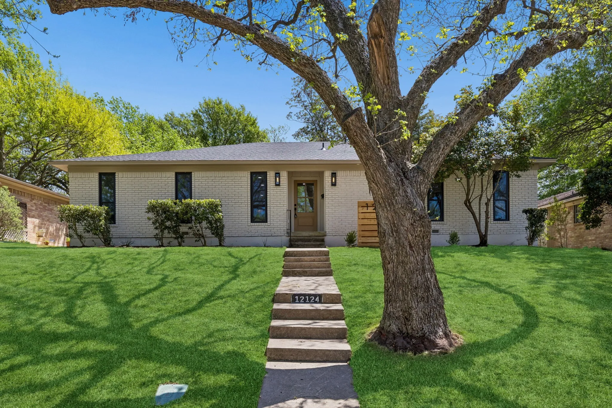 Single Family Residence For Sale in Dallas County , 12124 Dixfield Drive, Dallas, Texas 75218, 3 Bedroom, 3 Bathroom, 2 Garage spaces, 2,183 Sqft, built in 1969, mls#21352474, Real Estate Agent in Dallas, Homes For Sale in Dallas county, Homes For Sale in Dallas, Realtor in Dallas Texas, Real Estate Brokerage Independent Realty Texas, Luminita Cordes Realtor