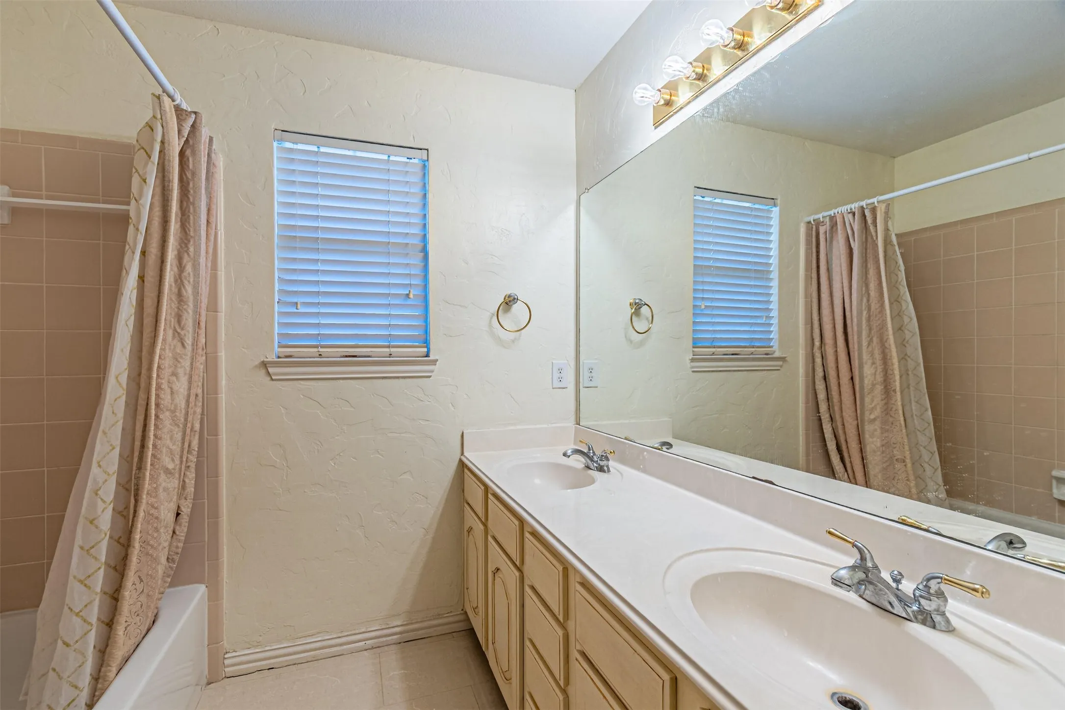 Single Family Residence For Rent in Denton County , 1913 Blue Ridge Drive, Flower Mound, Texas 75028, 4 Bedroom, 4 Bathroom, 2 Garage spaces, 3,784 Sqft, built in 1999, mls#21352478, Real Estate Agent in Flower Mound, Homes For Rent in Denton county, Homes For Rent in Flower Mound, Realtor in Flower Mound Texas, Real Estate Brokerage Independent Realty Texas, Luminita Cordes Realtor