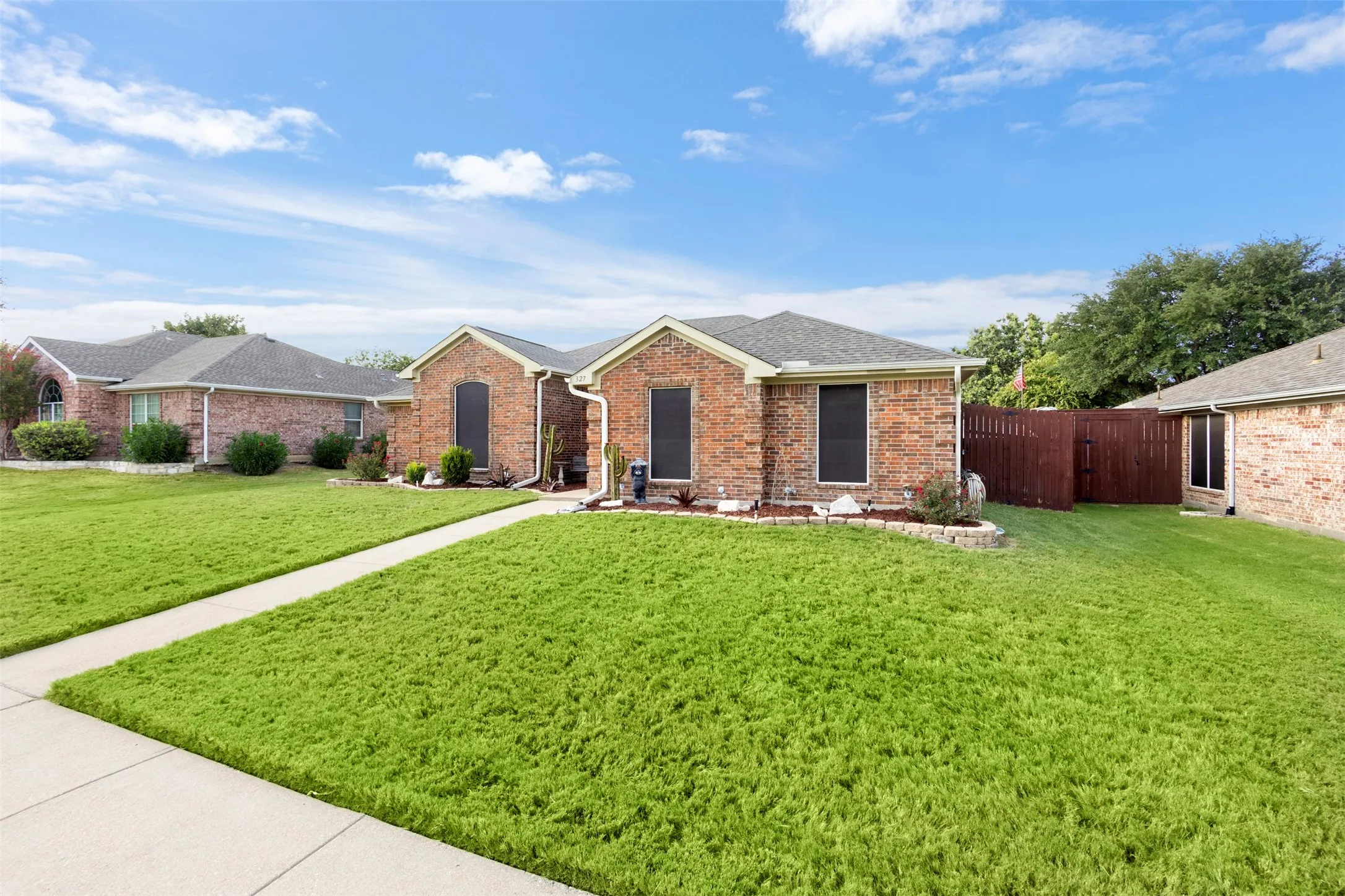 Single Family Residence For Sale in Ellis County , 327 Choctaw Trail, Waxahachie, Texas 75165, 4 Bedroom, 2 Bathroom, 2 Garage spaces, 1,683 Sqft, built in 2004, mls#21350018, Real Estate Agent in Waxahachie, Homes For Sale in Ellis county, Homes For Sale in Waxahachie, Realtor in Waxahachie Texas, Real Estate Brokerage Independent Realty Texas, Luminita Cordes Realtor