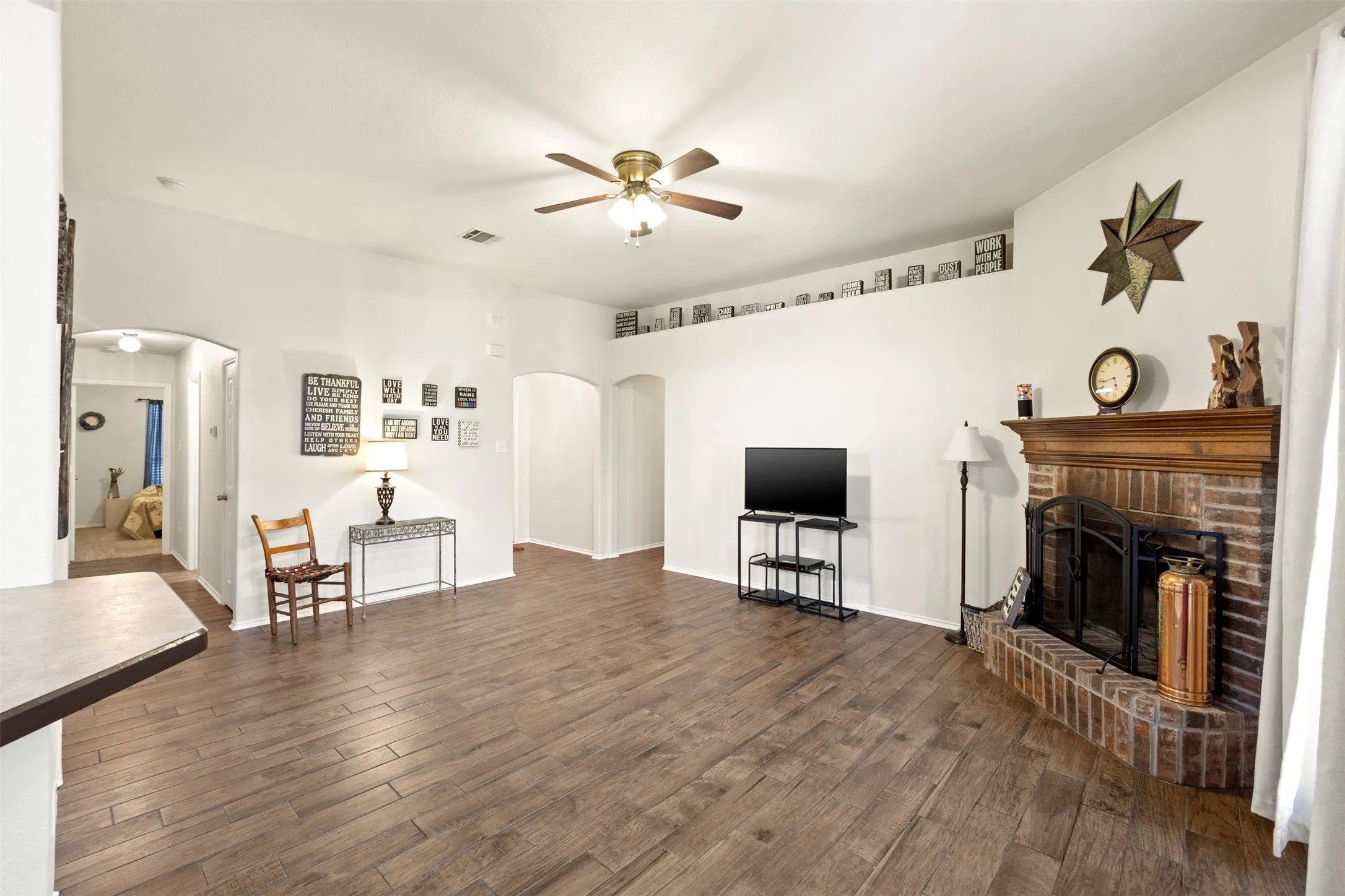 Single Family Residence For Sale in Ellis County , 327 Choctaw Trail, Waxahachie, Texas 75165, 4 Bedroom, 2 Bathroom, 2 Garage spaces, 1,683 Sqft, built in 2004, mls#21350018, Real Estate Agent in Waxahachie, Homes For Sale in Ellis county, Homes For Sale in Waxahachie, Realtor in Waxahachie Texas, Real Estate Brokerage Independent Realty Texas, Luminita Cordes Realtor