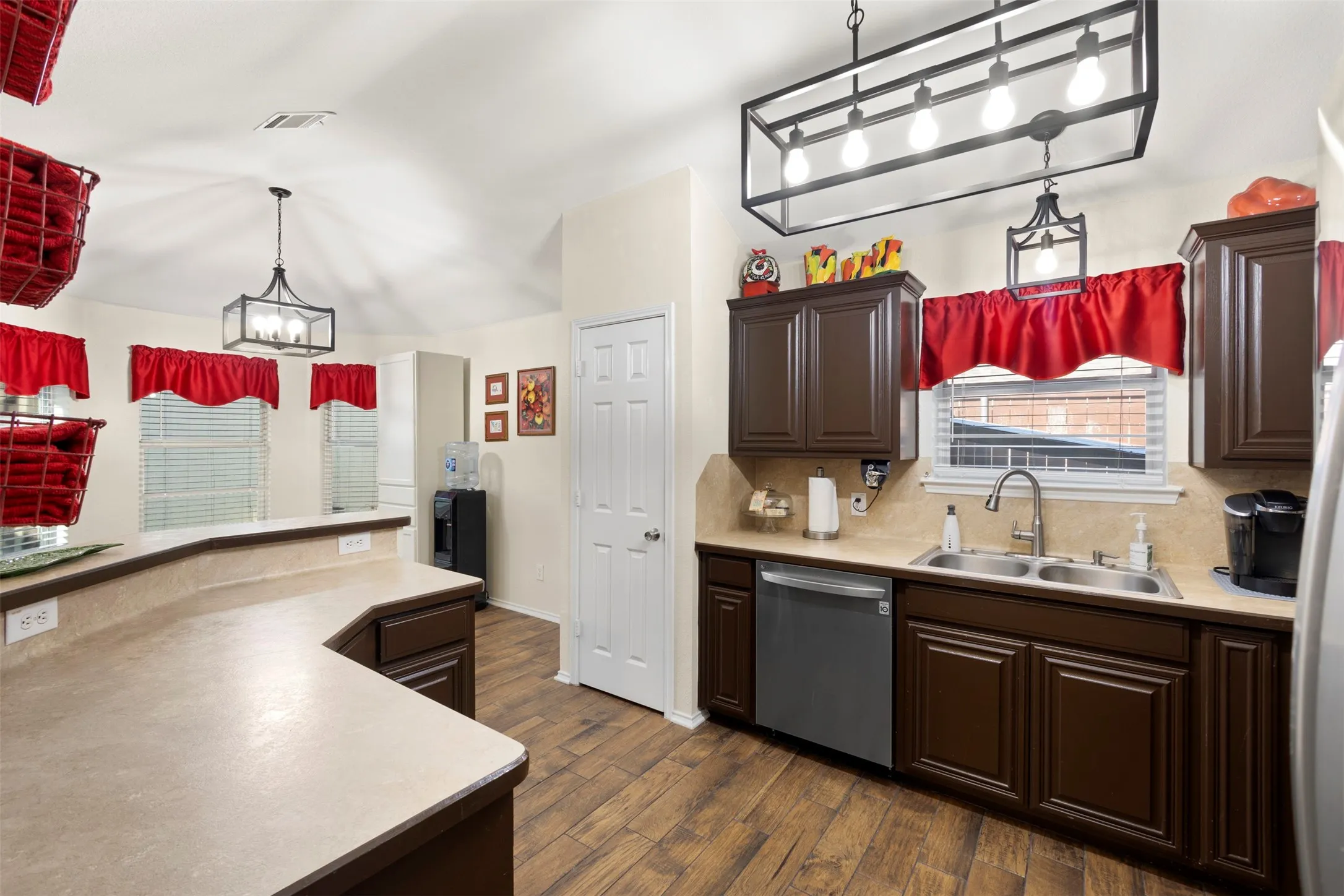 Single Family Residence For Sale in Ellis County , 327 Choctaw Trail, Waxahachie, Texas 75165, 4 Bedroom, 2 Bathroom, 2 Garage spaces, 1,683 Sqft, built in 2004, mls#21350018, Real Estate Agent in Waxahachie, Homes For Sale in Ellis county, Homes For Sale in Waxahachie, Realtor in Waxahachie Texas, Real Estate Brokerage Independent Realty Texas, Luminita Cordes Realtor