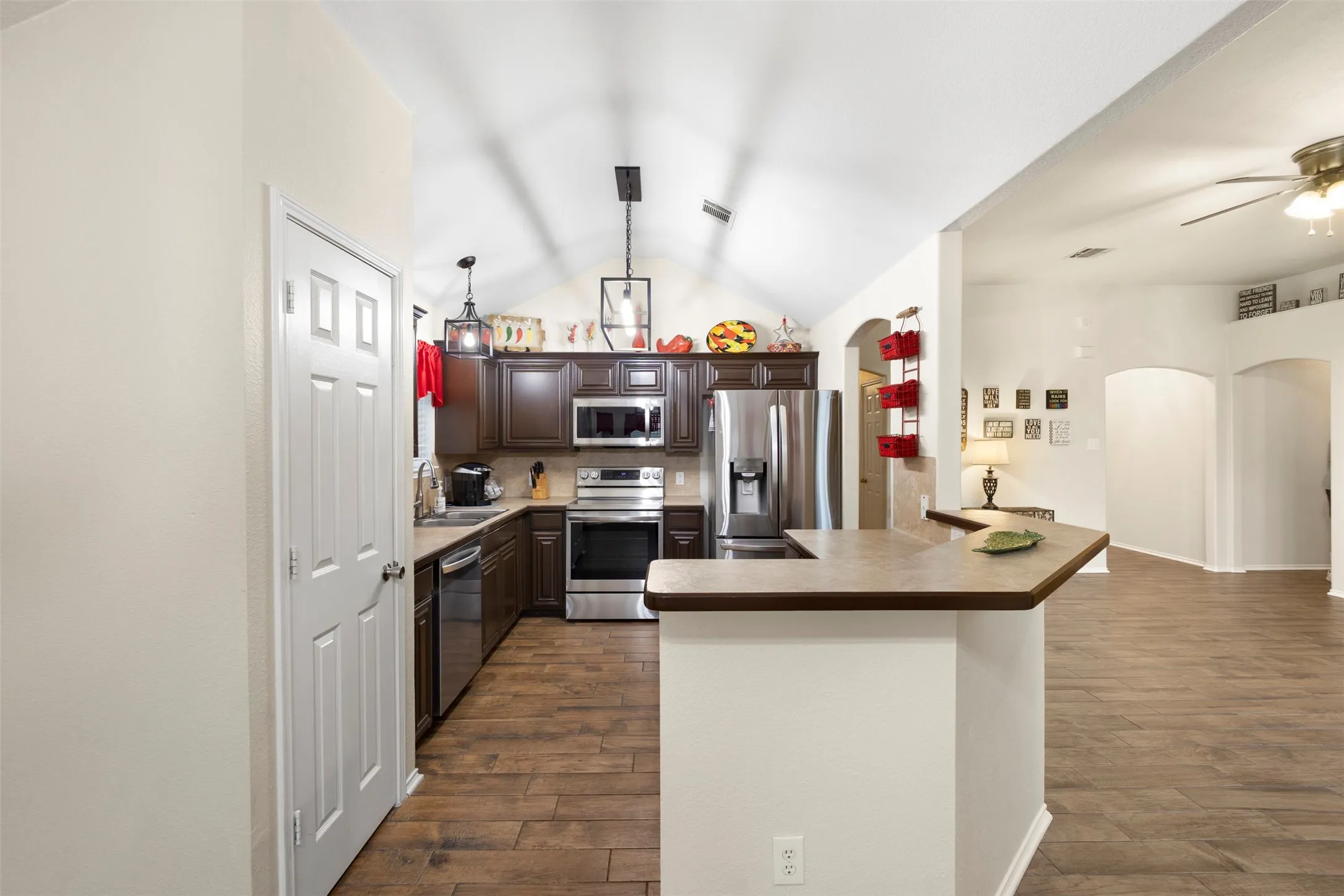 Single Family Residence For Sale in Ellis County , 327 Choctaw Trail, Waxahachie, Texas 75165, 4 Bedroom, 2 Bathroom, 2 Garage spaces, 1,683 Sqft, built in 2004, mls#21350018, Real Estate Agent in Waxahachie, Homes For Sale in Ellis county, Homes For Sale in Waxahachie, Realtor in Waxahachie Texas, Real Estate Brokerage Independent Realty Texas, Luminita Cordes Realtor
