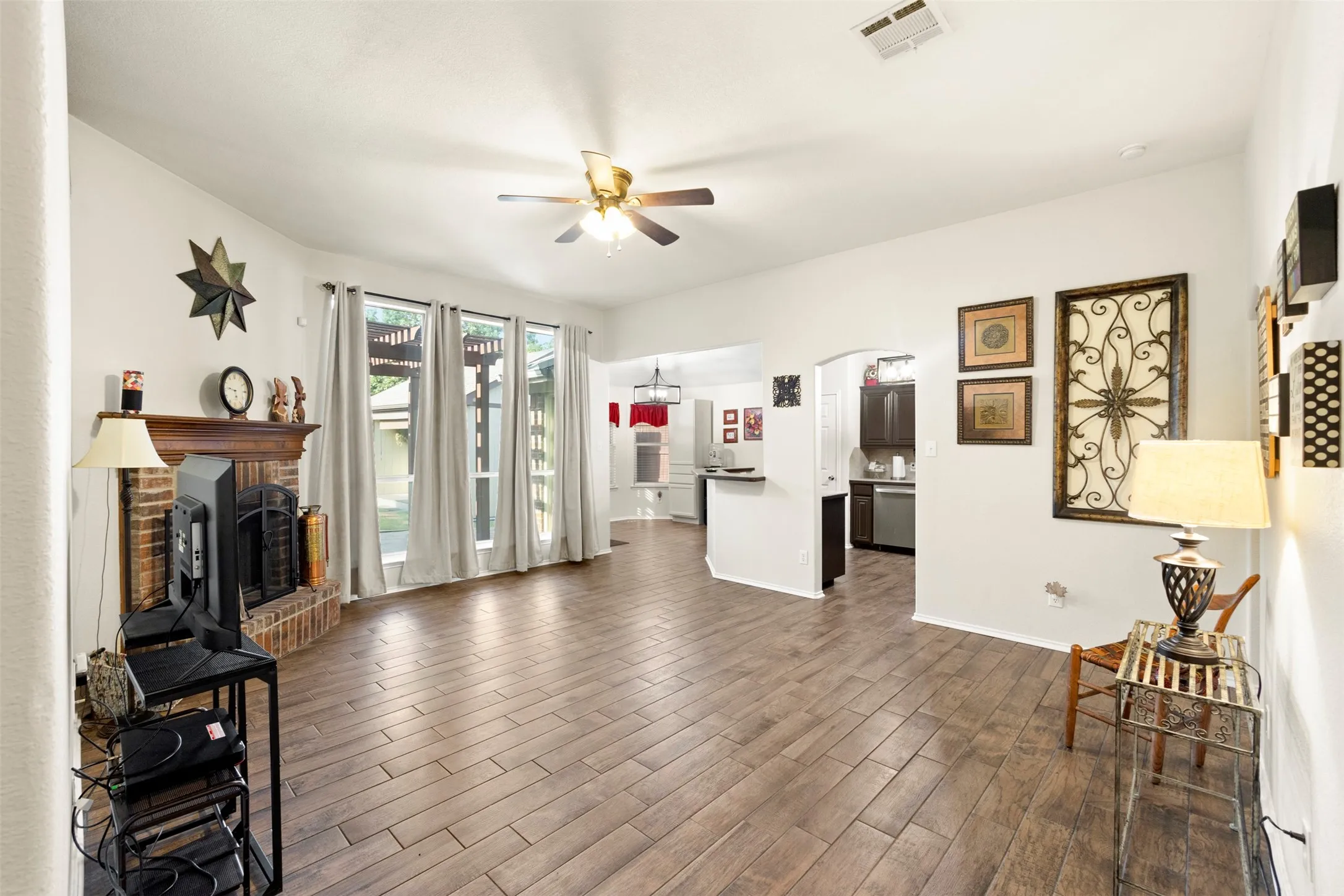 Single Family Residence For Sale in Ellis County , 327 Choctaw Trail, Waxahachie, Texas 75165, 4 Bedroom, 2 Bathroom, 2 Garage spaces, 1,683 Sqft, built in 2004, mls#21350018, Real Estate Agent in Waxahachie, Homes For Sale in Ellis county, Homes For Sale in Waxahachie, Realtor in Waxahachie Texas, Real Estate Brokerage Independent Realty Texas, Luminita Cordes Realtor