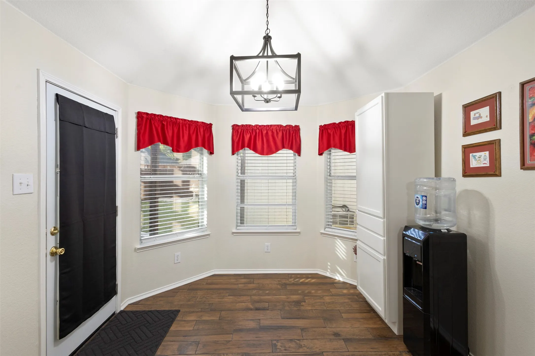 Single Family Residence For Sale in Ellis County , 327 Choctaw Trail, Waxahachie, Texas 75165, 4 Bedroom, 2 Bathroom, 2 Garage spaces, 1,683 Sqft, built in 2004, mls#21350018, Real Estate Agent in Waxahachie, Homes For Sale in Ellis county, Homes For Sale in Waxahachie, Realtor in Waxahachie Texas, Real Estate Brokerage Independent Realty Texas, Luminita Cordes Realtor
