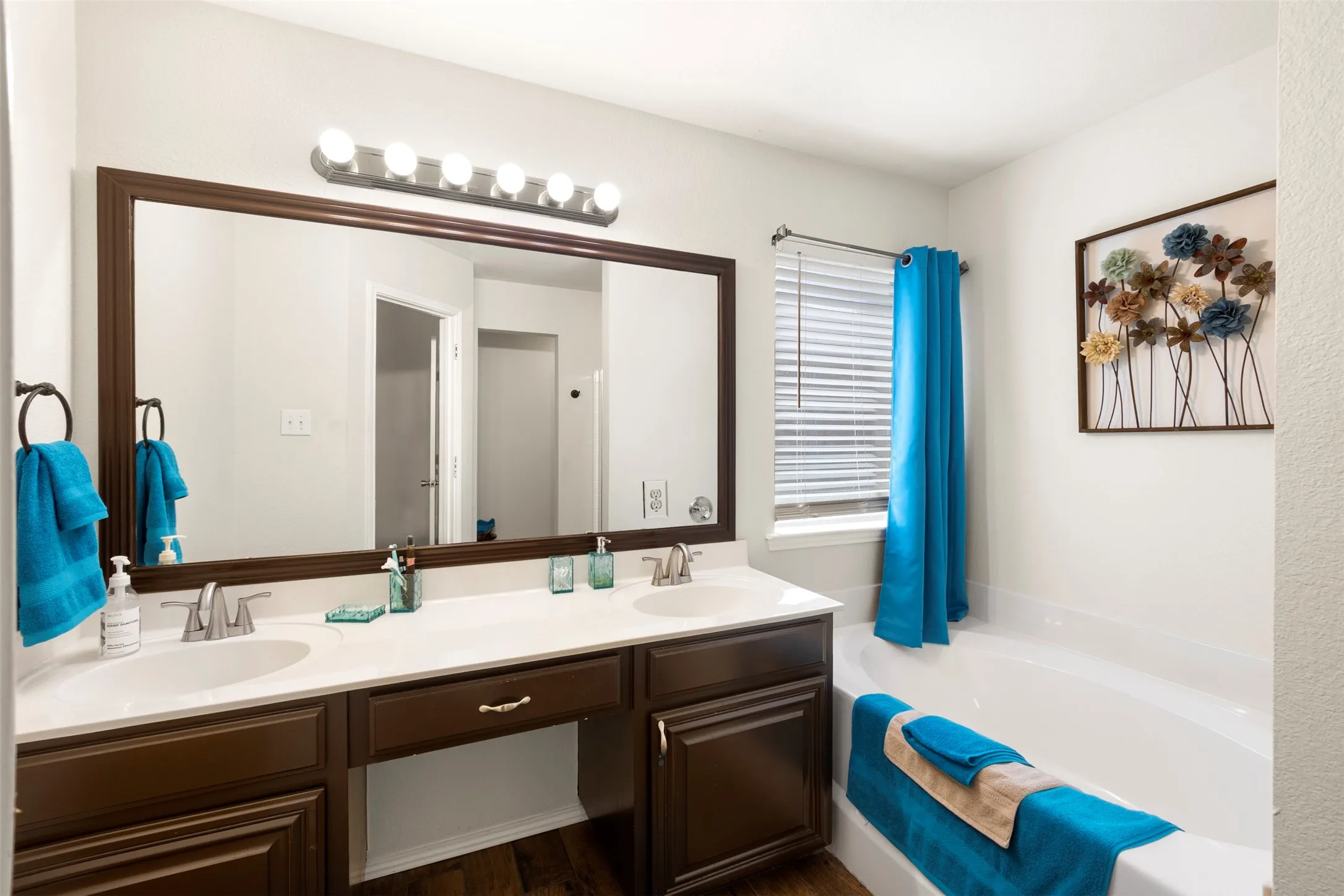 Single Family Residence For Sale in Ellis County , 327 Choctaw Trail, Waxahachie, Texas 75165, 4 Bedroom, 2 Bathroom, 2 Garage spaces, 1,683 Sqft, built in 2004, mls#21350018, Real Estate Agent in Waxahachie, Homes For Sale in Ellis county, Homes For Sale in Waxahachie, Realtor in Waxahachie Texas, Real Estate Brokerage Independent Realty Texas, Luminita Cordes Realtor