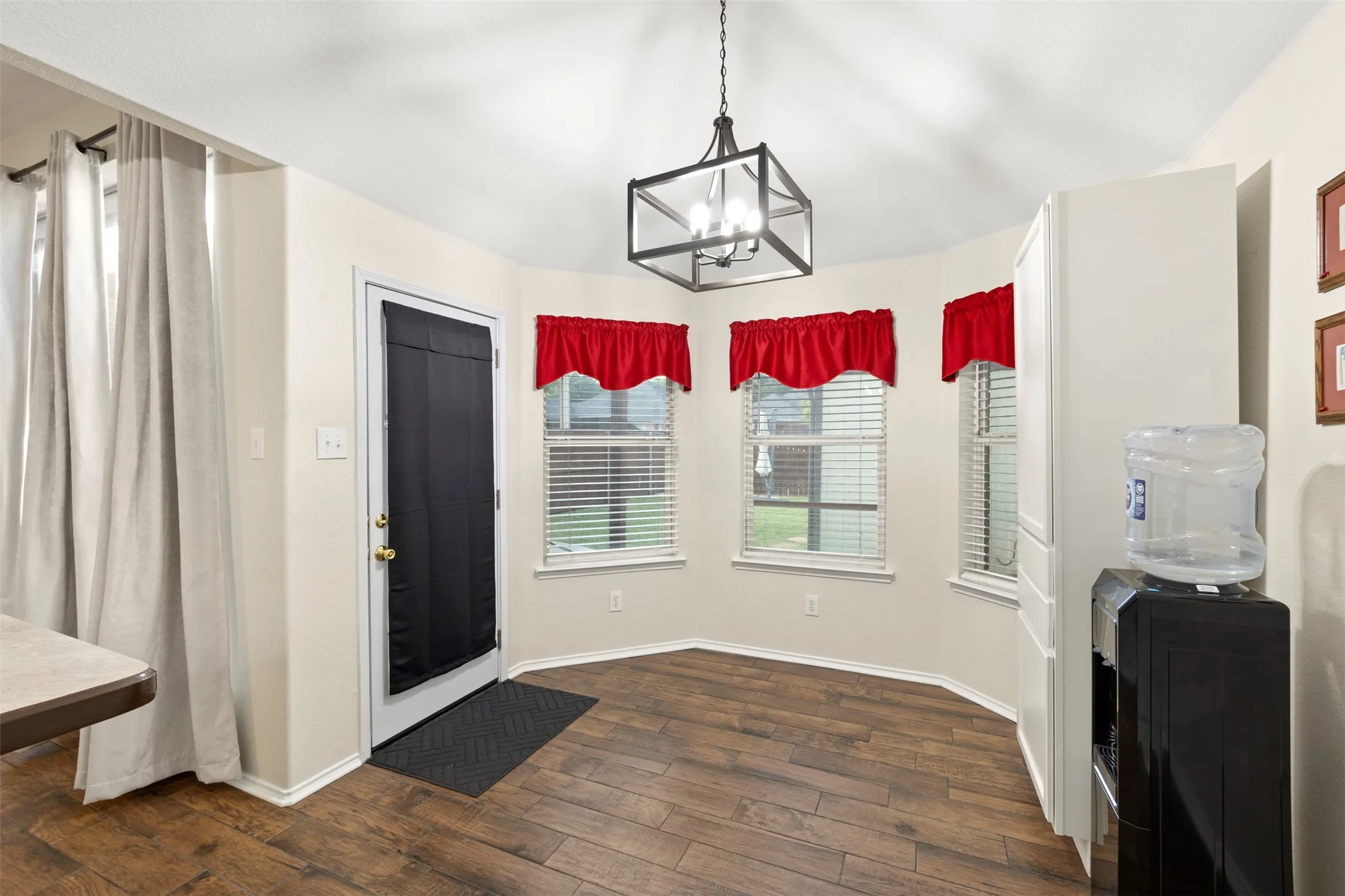 Single Family Residence For Sale in Ellis County , 327 Choctaw Trail, Waxahachie, Texas 75165, 4 Bedroom, 2 Bathroom, 2 Garage spaces, 1,683 Sqft, built in 2004, mls#21350018, Real Estate Agent in Waxahachie, Homes For Sale in Ellis county, Homes For Sale in Waxahachie, Realtor in Waxahachie Texas, Real Estate Brokerage Independent Realty Texas, Luminita Cordes Realtor
