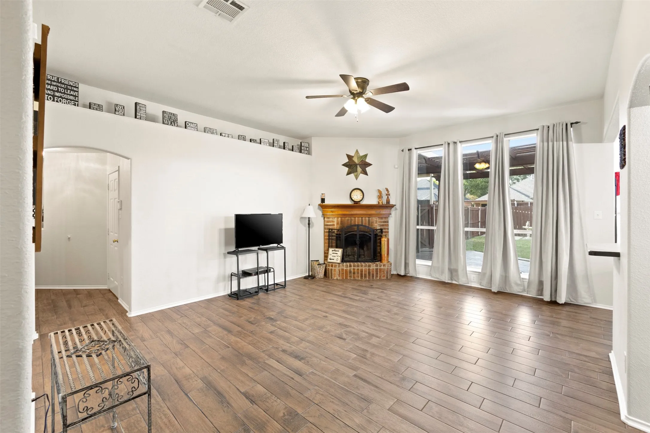 Single Family Residence For Sale in Ellis County , 327 Choctaw Trail, Waxahachie, Texas 75165, 4 Bedroom, 2 Bathroom, 2 Garage spaces, 1,683 Sqft, built in 2004, mls#21350018, Real Estate Agent in Waxahachie, Homes For Sale in Ellis county, Homes For Sale in Waxahachie, Realtor in Waxahachie Texas, Real Estate Brokerage Independent Realty Texas, Luminita Cordes Realtor