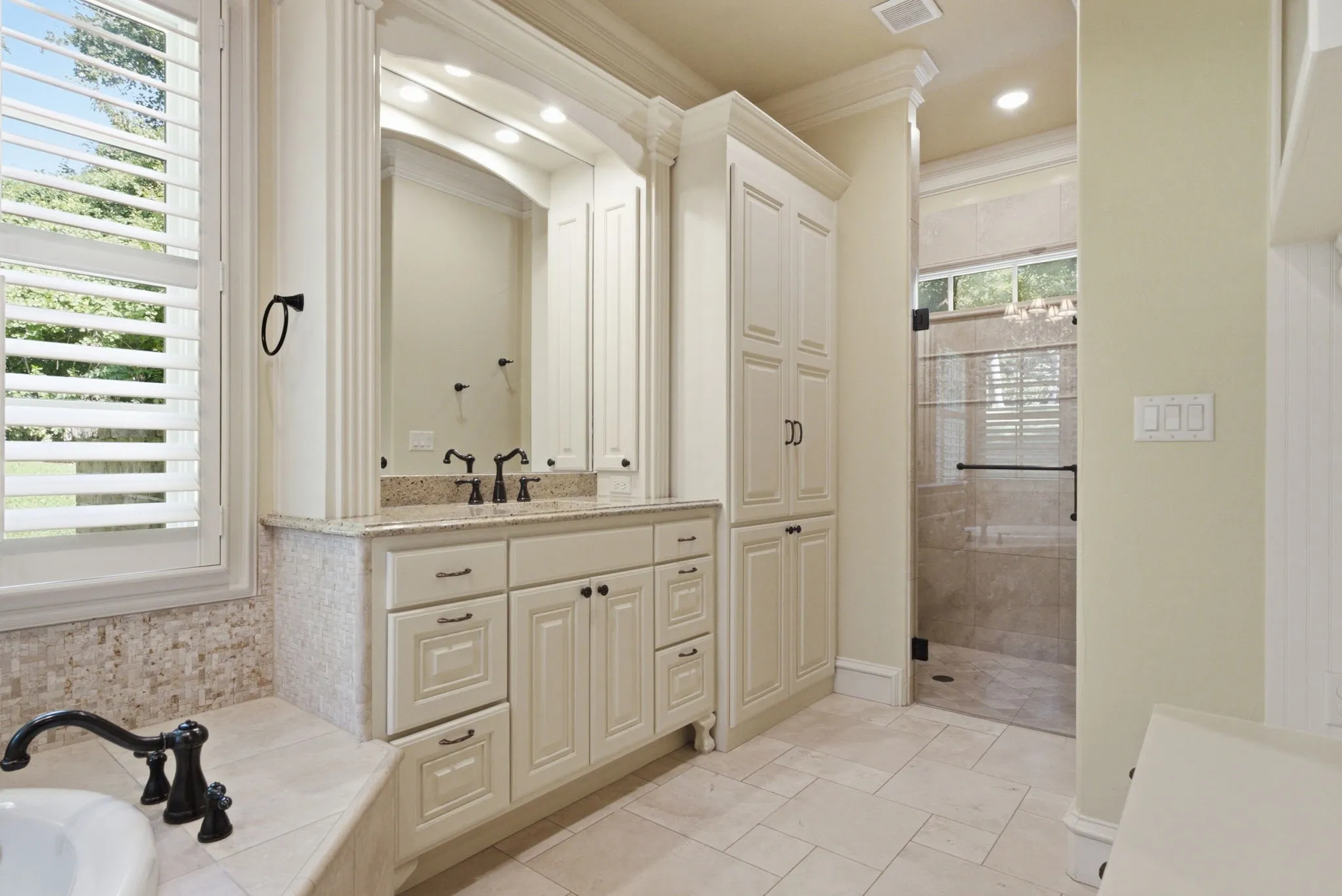 Single Family Residence For Sale in Smith County , 3312 Ridge Bluff Circle, Tyler, Texas 75707, 4 Bedrooms, 5 Bathrooms, 3 Garage spaces, 4,313 Sqft, built in 2012, Price $1,200,000, mls#21352513, Real Estate Agent in Tyler, Homes For Sale in Smith county, Homes For Sale in Tyler, Realtor in Tyler Texas, Real Estate Brokerage Independent Realty Texas, Luminita Cordes Realtor