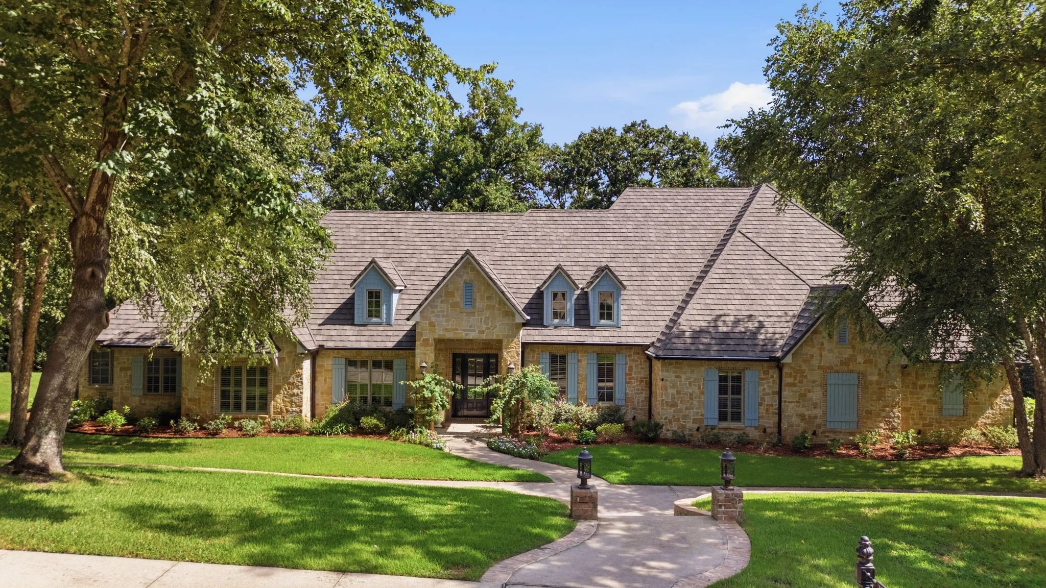 Single Family Residence For Sale in Smith County , 3312 Ridge Bluff Circle, Tyler, Texas 75707, 4 Bedrooms, 5 Bathrooms, 3 Garage spaces, 4,313 Sqft, built in 2012, Price $1,200,000, mls#21352513, Real Estate Agent in Tyler, Homes For Sale in Smith county, Homes For Sale in Tyler, Realtor in Tyler Texas, Real Estate Brokerage Independent Realty Texas, Luminita Cordes Realtor