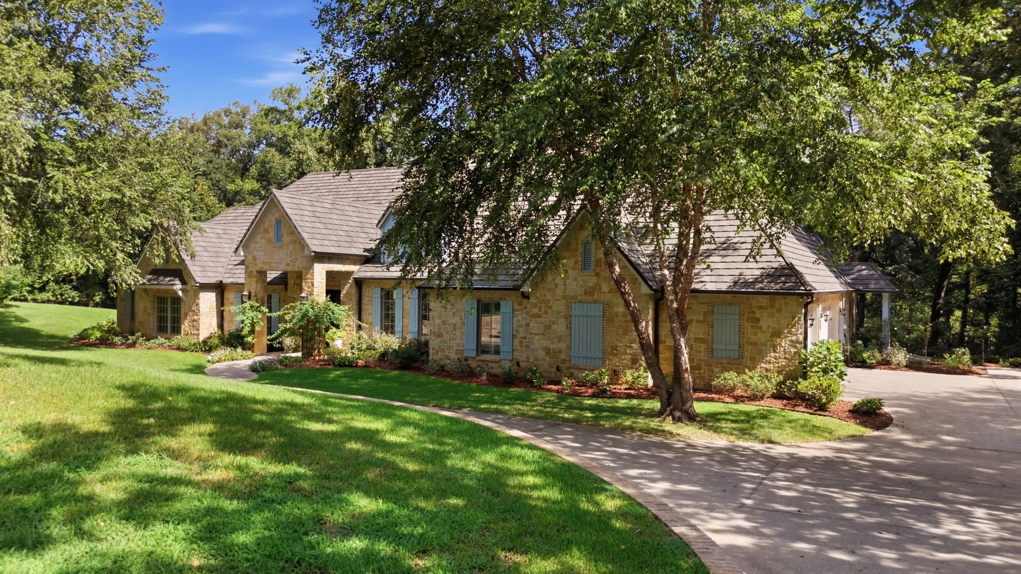 Single Family Residence For Sale in Smith County , 3312 Ridge Bluff Circle, Tyler, Texas 75707, 4 Bedrooms, 5 Bathrooms, 3 Garage spaces, 4,313 Sqft, built in 2012, Price $1,200,000, mls#21352513, Real Estate Agent in Tyler, Homes For Sale in Smith county, Homes For Sale in Tyler, Realtor in Tyler Texas, Real Estate Brokerage Independent Realty Texas, Luminita Cordes Realtor