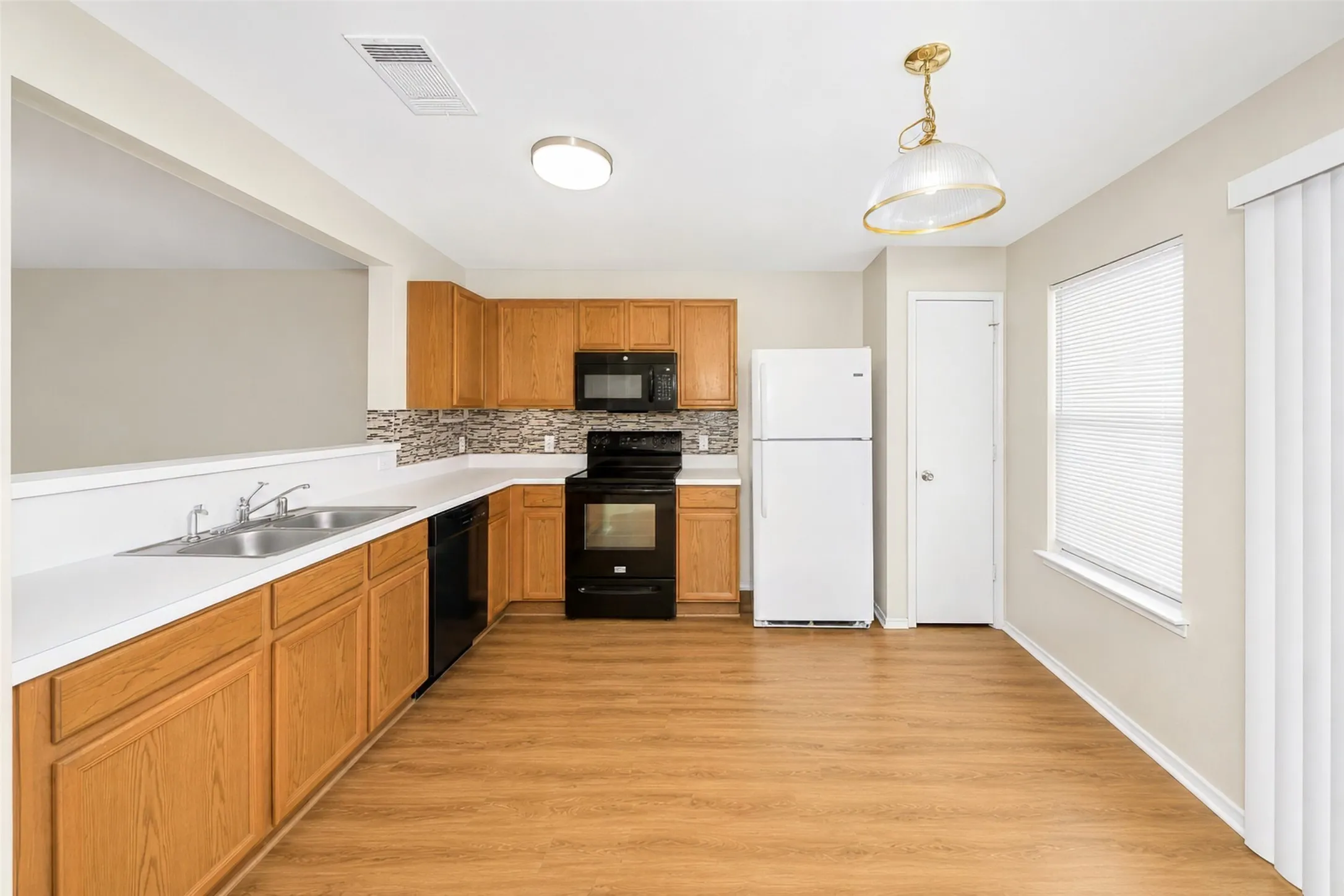 Single Family Residence For Rent in Collin County , 7120 Planters Row Drive, Mc Kinney, Texas 75070, 3 Bedroom, 3 Bathroom, 2 Garage spaces, 1,447 Sqft, built in 2005, mls#21325315, Real Estate Agent in Mc Kinney, Homes For Rent in Collin county, Homes For Rent in Mc Kinney, Realtor in Mc Kinney Texas, Real Estate Brokerage Independent Realty Texas, Luminita Cordes Realtor