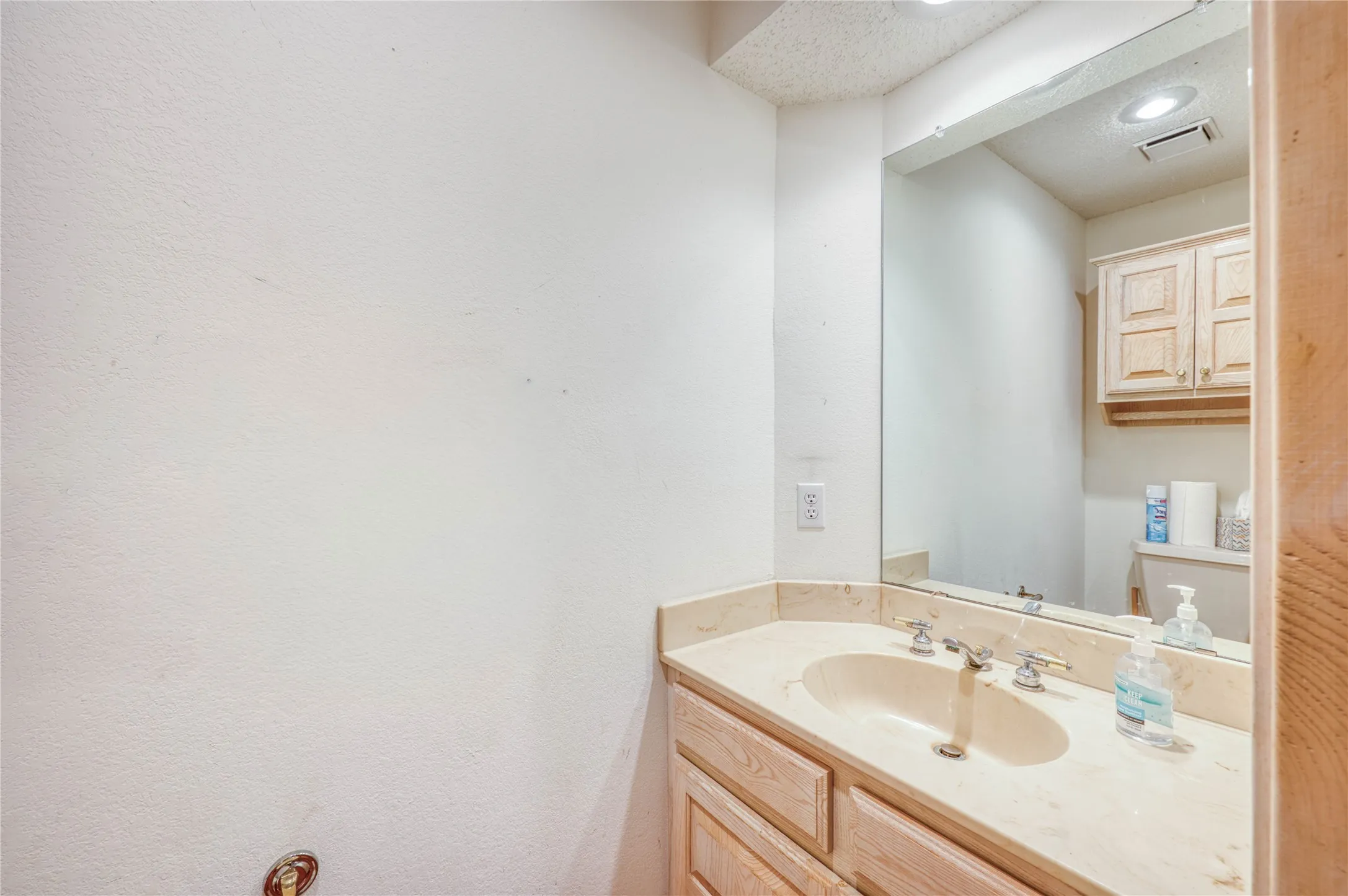Single Family Residence For Sale in Limestone County , 1829 W FM 1246, Thornton, Texas 76687, 3 Bedrooms, 3 Bathrooms, Garage spaces, 2,512 Sqft, built in 1993, Price $1,650,000, mls#21352515, Real Estate Agent in Thornton, Homes For Sale in Limestone county, Homes For Sale in Thornton, Realtor in Thornton Texas, Real Estate Brokerage Independent Realty Texas, Luminita Cordes Realtor