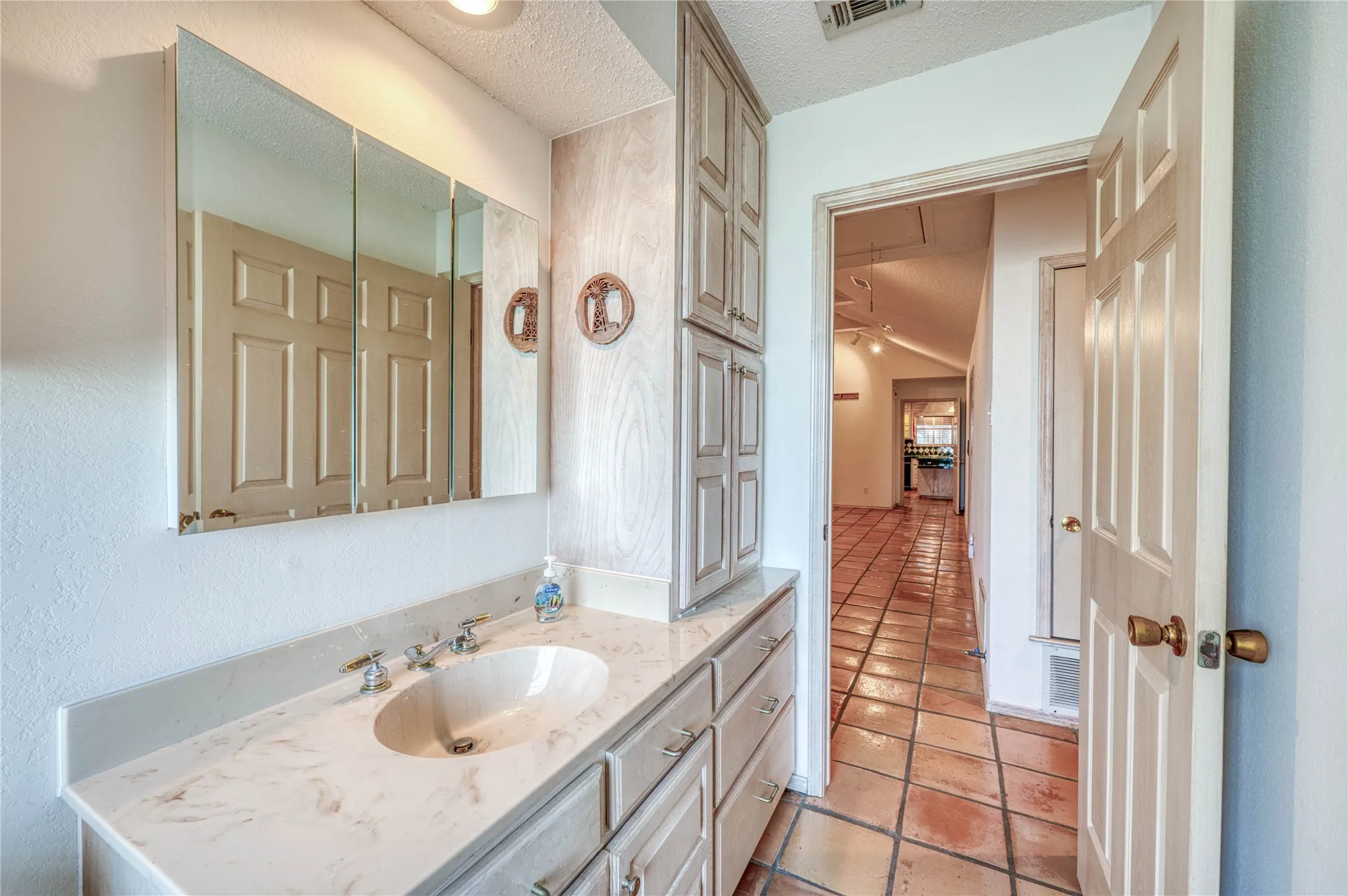 Single Family Residence For Sale in Limestone County , 1829 W FM 1246, Thornton, Texas 76687, 3 Bedrooms, 3 Bathrooms, Garage spaces, 2,512 Sqft, built in 1993, Price $1,650,000, mls#21352515, Real Estate Agent in Thornton, Homes For Sale in Limestone county, Homes For Sale in Thornton, Realtor in Thornton Texas, Real Estate Brokerage Independent Realty Texas, Luminita Cordes Realtor
