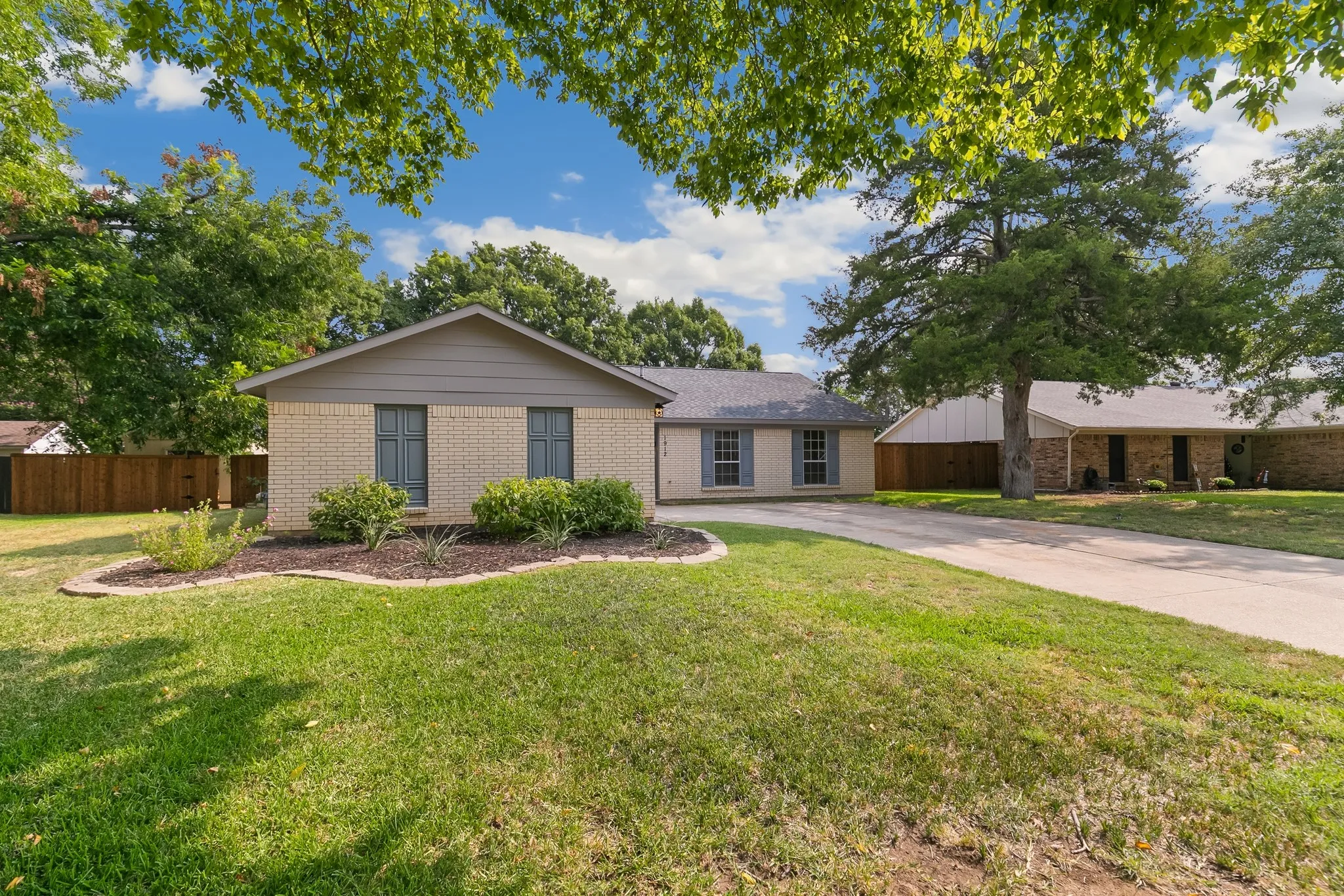 Single Family Residence For Sale in Denton County , 1912 Buckeye Drive, Flower Mound, Texas 75028, 3 Bedroom, 2 Bathroom, 2 Garage spaces, 1,661 Sqft, built in 1983, mls#21291730, Real Estate Agent in Flower Mound, Homes For Sale in Denton county, Homes For Sale in Flower Mound, Realtor in Flower Mound Texas, Real Estate Brokerage Independent Realty Texas, Luminita Cordes Realtor