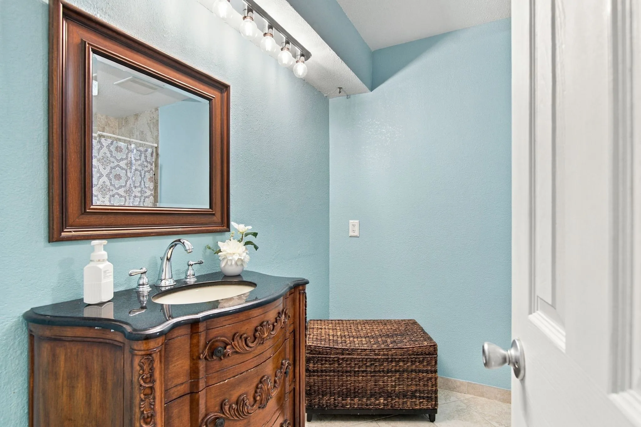 Single Family Residence For Sale in Tarrant County , 3104 Sugar Street, Bedford, Texas 76021, 3 Bedroom, 2 Bathroom, 2 Garage spaces, 1,920 Sqft, built in 1979, mls#21352576, Real Estate Agent in Bedford, Homes For Sale in Tarrant county, Homes For Sale in Bedford, Realtor in Bedford Texas, Real Estate Brokerage Independent Realty Texas, Luminita Cordes Realtor