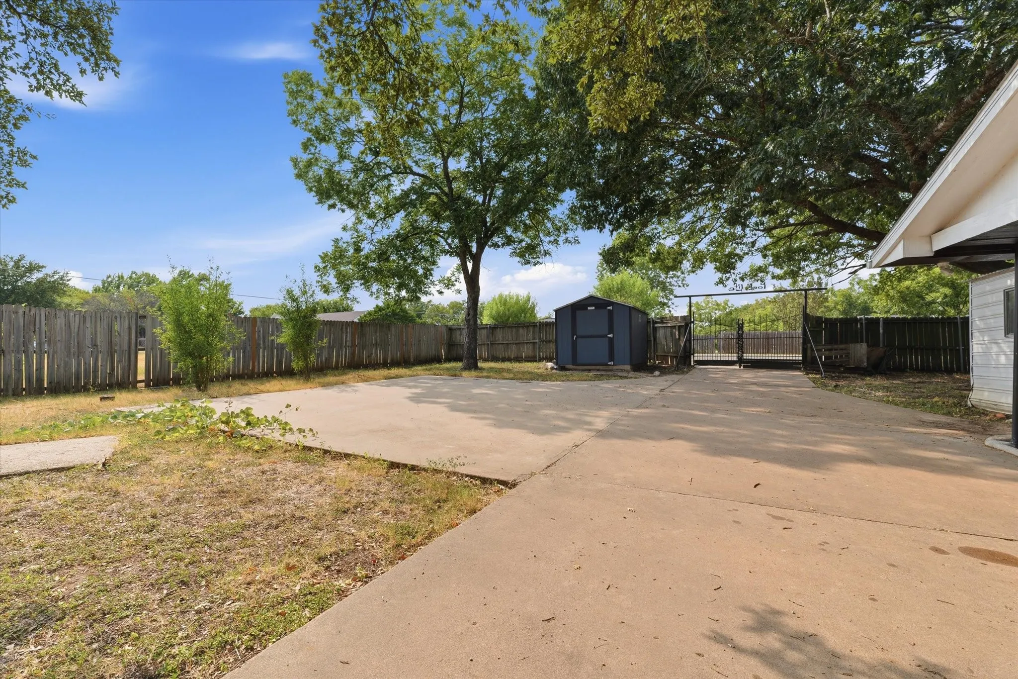 Single Family Residence For Sale in Mc Lennan County , 140 Towne West Drive, Lorena, Texas 76655, 3 Bedroom, 2 Bathroom, 2 Garage spaces, 2,197 Sqft, built in 1976, mls#21351891, Real Estate Agent in Lorena, Homes For Sale in Mc Lennan county, Homes For Sale in Lorena, Realtor in Lorena Texas, Real Estate Brokerage Independent Realty Texas, Luminita Cordes Realtor