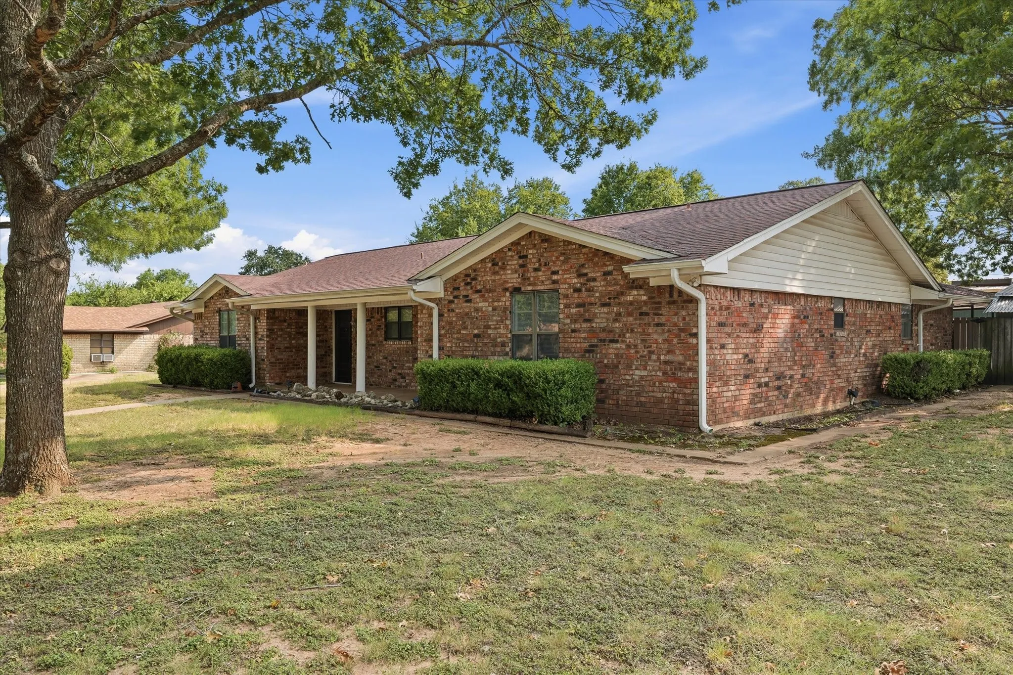 Single Family Residence For Sale in Mc Lennan County , 140 Towne West Drive, Lorena, Texas 76655, 3 Bedroom, 2 Bathroom, 2 Garage spaces, 2,197 Sqft, built in 1976, mls#21351891, Real Estate Agent in Lorena, Homes For Sale in Mc Lennan county, Homes For Sale in Lorena, Realtor in Lorena Texas, Real Estate Brokerage Independent Realty Texas, Luminita Cordes Realtor