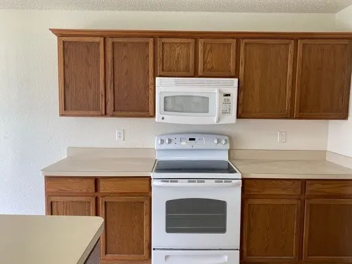 Single Family Residence For Rent in Tarrant County , 1101 Mustang Ridge Drive, Fort Worth, Texas 76052, 3 Bedroom, 2 Bathroom, 2 Garage spaces, 2,258 Sqft, built in 2004, mls#21352590, Real Estate Agent in Fort Worth, Homes For Rent in Tarrant county, Homes For Rent in Fort Worth, Realtor in Fort Worth Texas, Real Estate Brokerage Independent Realty Texas, Luminita Cordes Realtor