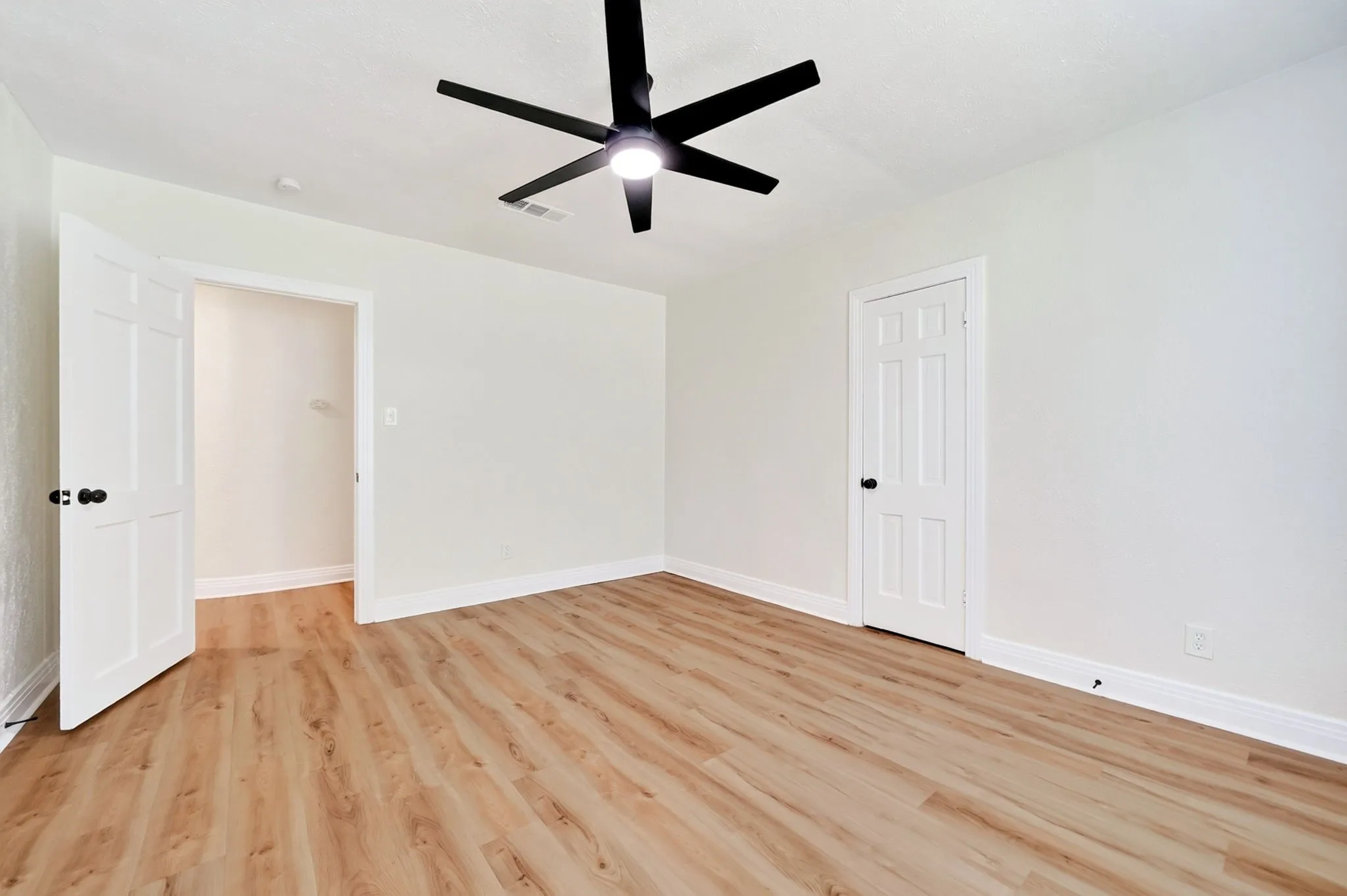 Single Family Residence For Rent in Hunt County , 4603 Lee Street, Greenville, Texas 75401, 4 Bedroom, 2 Bathroom, 2 Garage spaces, 2,657 Sqft, built in 1940, mls#21352574, Real Estate Agent in Greenville, Homes For Rent in Hunt county, Homes For Rent in Greenville, Realtor in Greenville Texas, Real Estate Brokerage Independent Realty Texas, Luminita Cordes Realtor