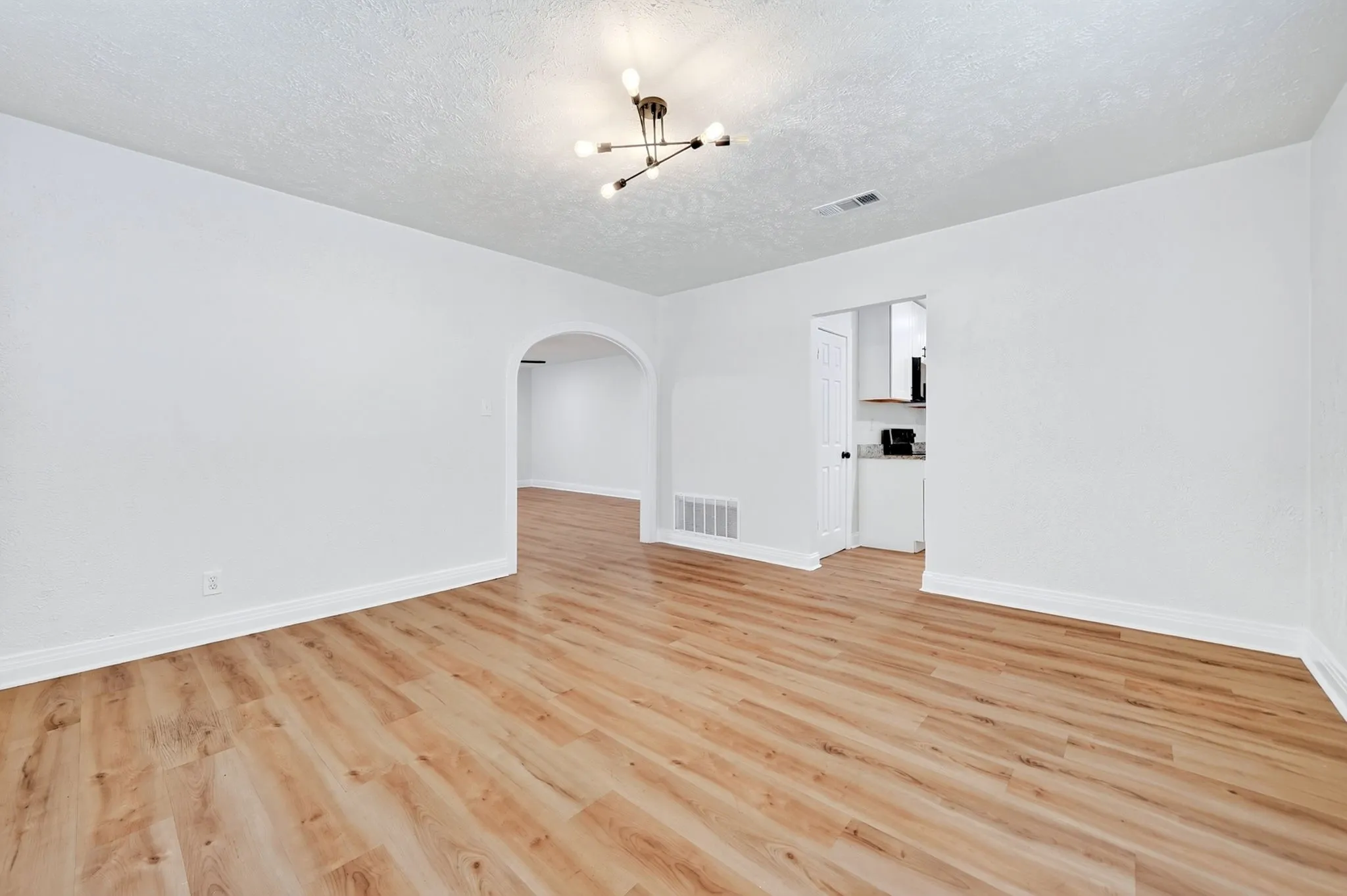 Single Family Residence For Rent in Hunt County , 4603 Lee Street, Greenville, Texas 75401, 4 Bedroom, 2 Bathroom, 2 Garage spaces, 2,657 Sqft, built in 1940, mls#21352574, Real Estate Agent in Greenville, Homes For Rent in Hunt county, Homes For Rent in Greenville, Realtor in Greenville Texas, Real Estate Brokerage Independent Realty Texas, Luminita Cordes Realtor