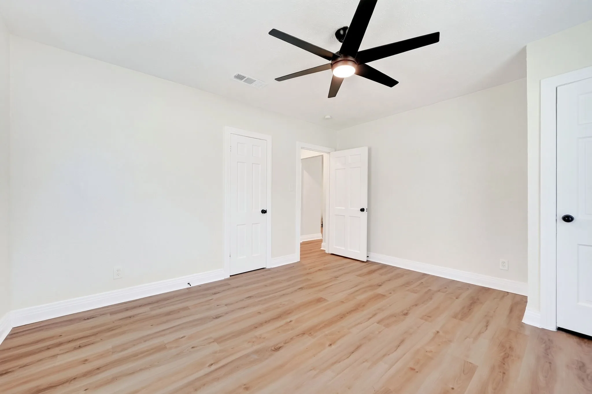 Single Family Residence For Rent in Hunt County , 4603 Lee Street, Greenville, Texas 75401, 4 Bedroom, 2 Bathroom, 2 Garage spaces, 2,657 Sqft, built in 1940, mls#21352574, Real Estate Agent in Greenville, Homes For Rent in Hunt county, Homes For Rent in Greenville, Realtor in Greenville Texas, Real Estate Brokerage Independent Realty Texas, Luminita Cordes Realtor
