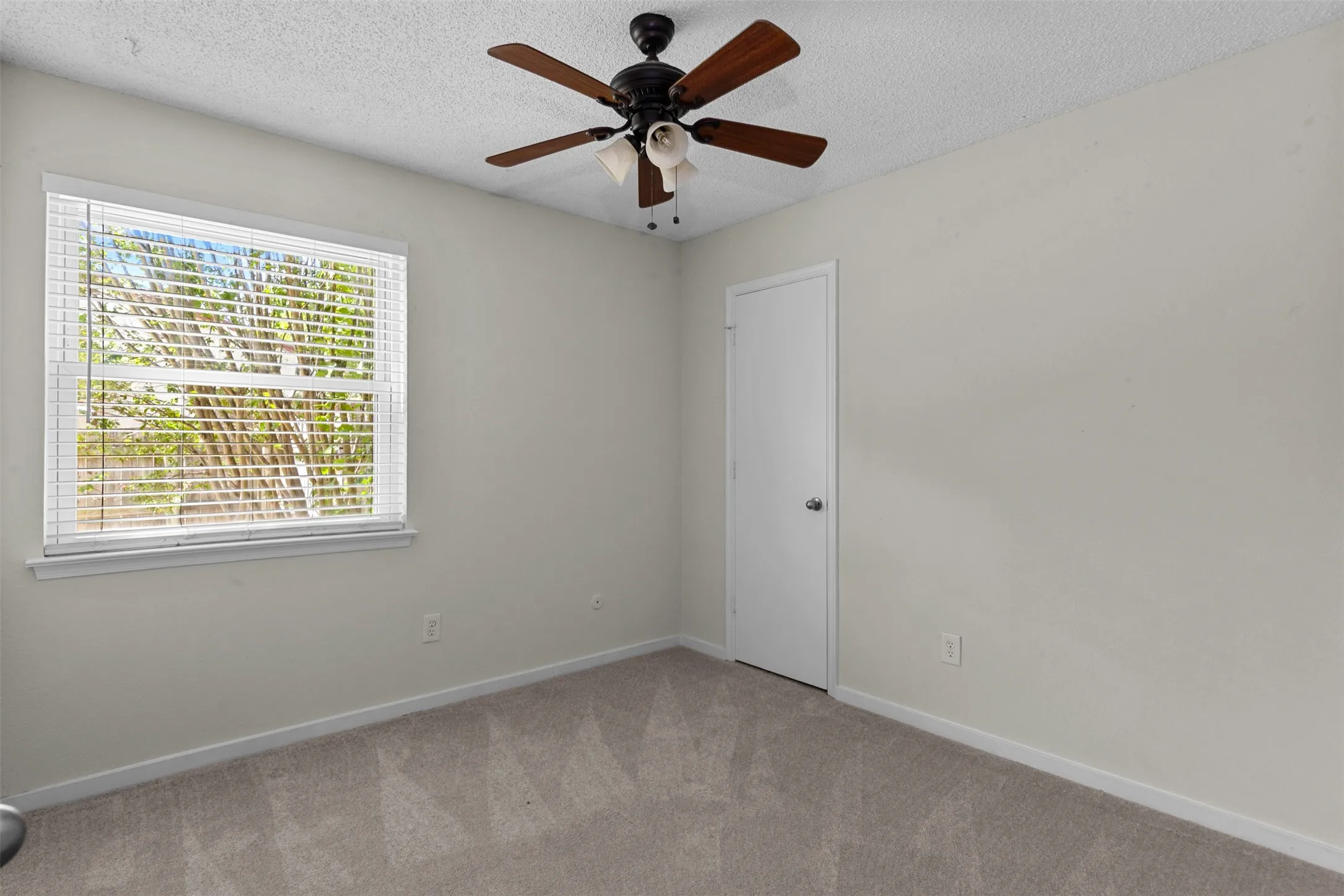 Single Family Residence For Sale in Tarrant County , 5001 Darrow Lane, Arlington, Texas 76017, 3 Bedroom, 2 Bathroom, Garage spaces, 1,308 Sqft, built in 1982, mls#21350106, Real Estate Agent in Arlington, Homes For Sale in Tarrant county, Homes For Sale in Arlington, Realtor in Arlington Texas, Real Estate Brokerage Independent Realty Texas, Luminita Cordes Realtor