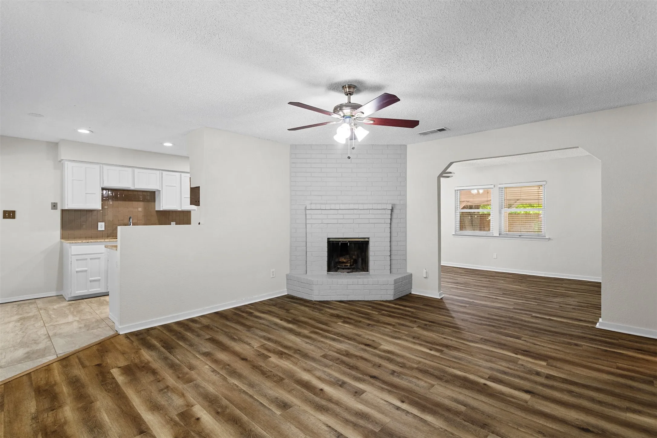 Single Family Residence For Sale in Tarrant County , 5001 Darrow Lane, Arlington, Texas 76017, 3 Bedroom, 2 Bathroom, Garage spaces, 1,308 Sqft, built in 1982, mls#21350106, Real Estate Agent in Arlington, Homes For Sale in Tarrant county, Homes For Sale in Arlington, Realtor in Arlington Texas, Real Estate Brokerage Independent Realty Texas, Luminita Cordes Realtor