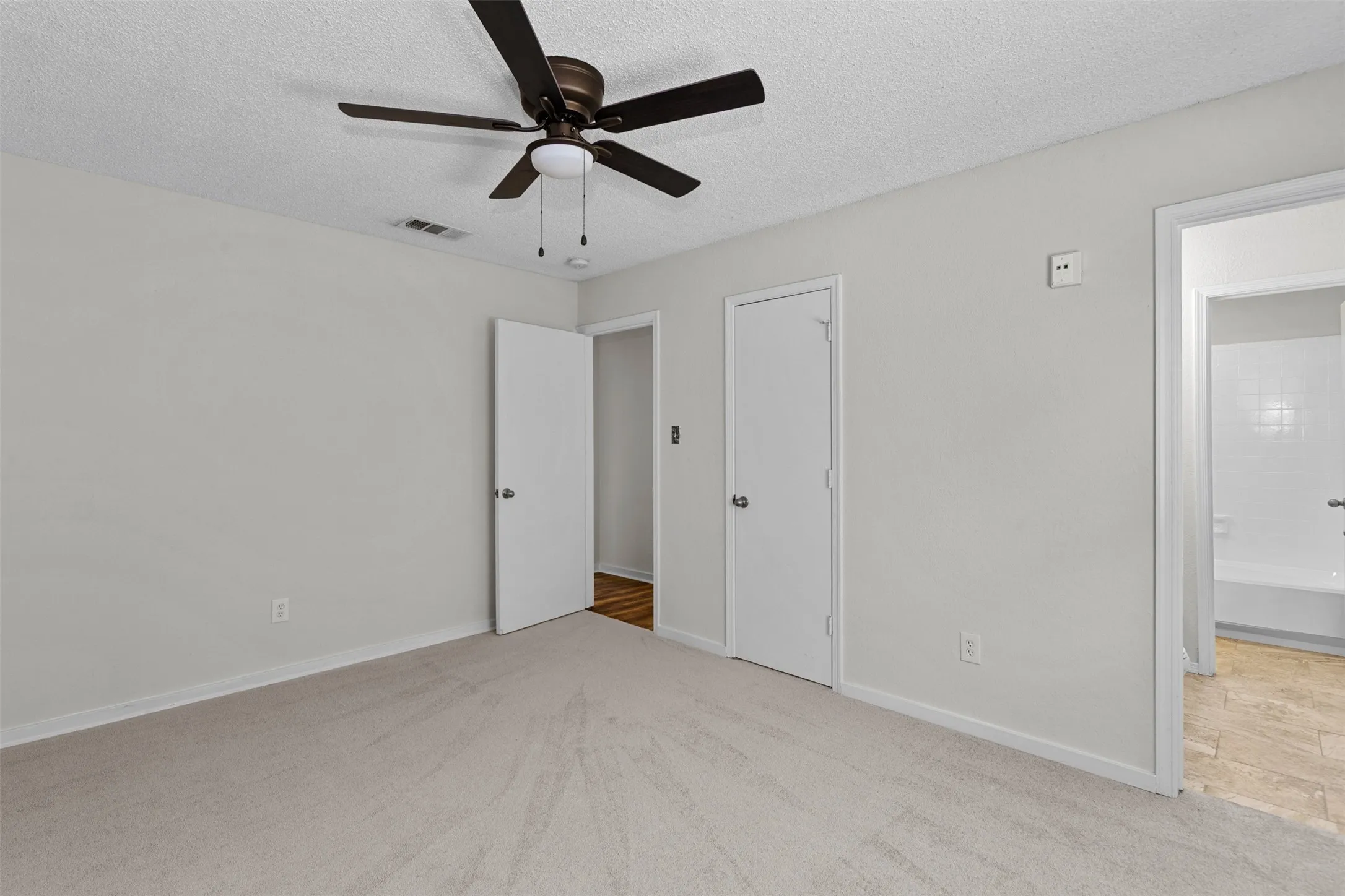 Single Family Residence For Sale in Tarrant County , 5001 Darrow Lane, Arlington, Texas 76017, 3 Bedroom, 2 Bathroom, Garage spaces, 1,308 Sqft, built in 1982, mls#21350106, Real Estate Agent in Arlington, Homes For Sale in Tarrant county, Homes For Sale in Arlington, Realtor in Arlington Texas, Real Estate Brokerage Independent Realty Texas, Luminita Cordes Realtor