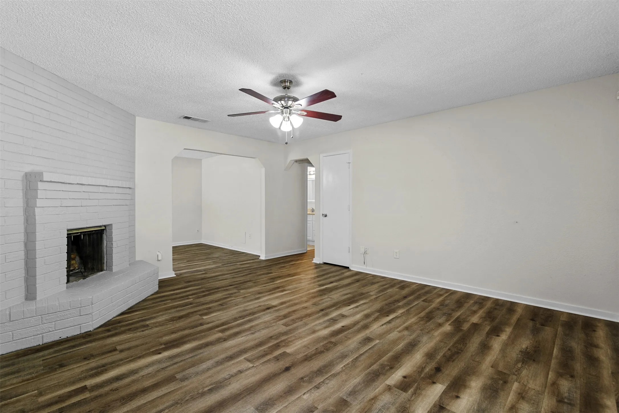 Single Family Residence For Sale in Tarrant County , 5001 Darrow Lane, Arlington, Texas 76017, 3 Bedroom, 2 Bathroom, Garage spaces, 1,308 Sqft, built in 1982, mls#21350106, Real Estate Agent in Arlington, Homes For Sale in Tarrant county, Homes For Sale in Arlington, Realtor in Arlington Texas, Real Estate Brokerage Independent Realty Texas, Luminita Cordes Realtor