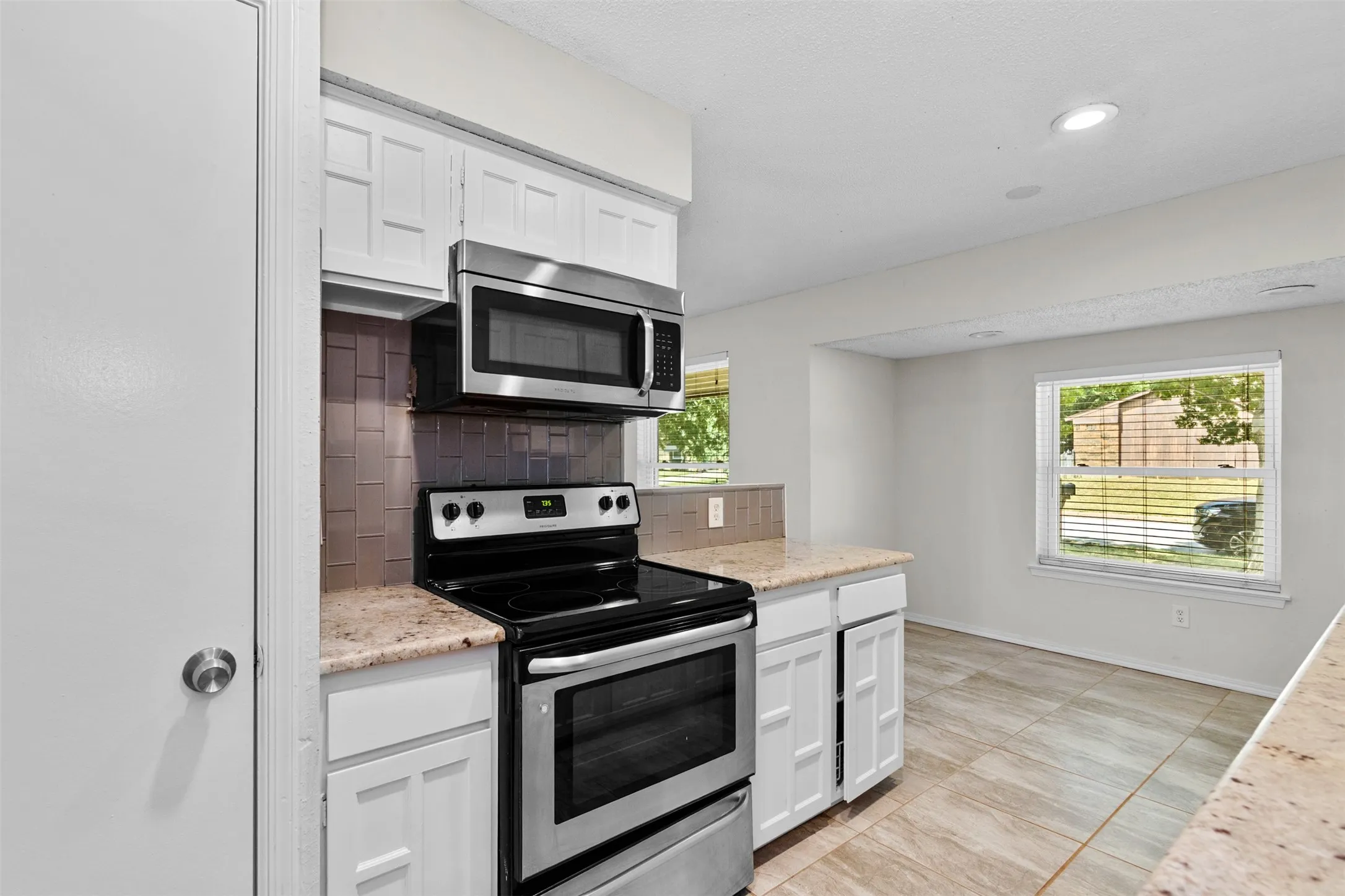 Single Family Residence For Sale in Tarrant County , 5001 Darrow Lane, Arlington, Texas 76017, 3 Bedroom, 2 Bathroom, Garage spaces, 1,308 Sqft, built in 1982, mls#21350106, Real Estate Agent in Arlington, Homes For Sale in Tarrant county, Homes For Sale in Arlington, Realtor in Arlington Texas, Real Estate Brokerage Independent Realty Texas, Luminita Cordes Realtor