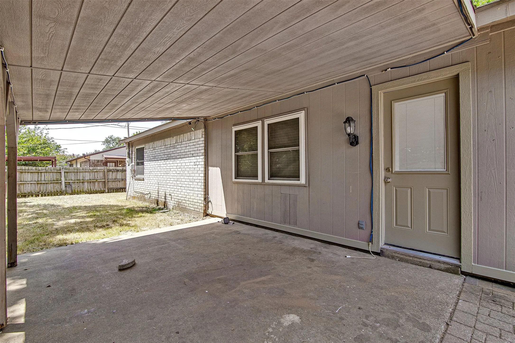 Single Family Residence For Sale in Tarrant County , 5001 Darrow Lane, Arlington, Texas 76017, 3 Bedroom, 2 Bathroom, Garage spaces, 1,308 Sqft, built in 1982, mls#21350106, Real Estate Agent in Arlington, Homes For Sale in Tarrant county, Homes For Sale in Arlington, Realtor in Arlington Texas, Real Estate Brokerage Independent Realty Texas, Luminita Cordes Realtor