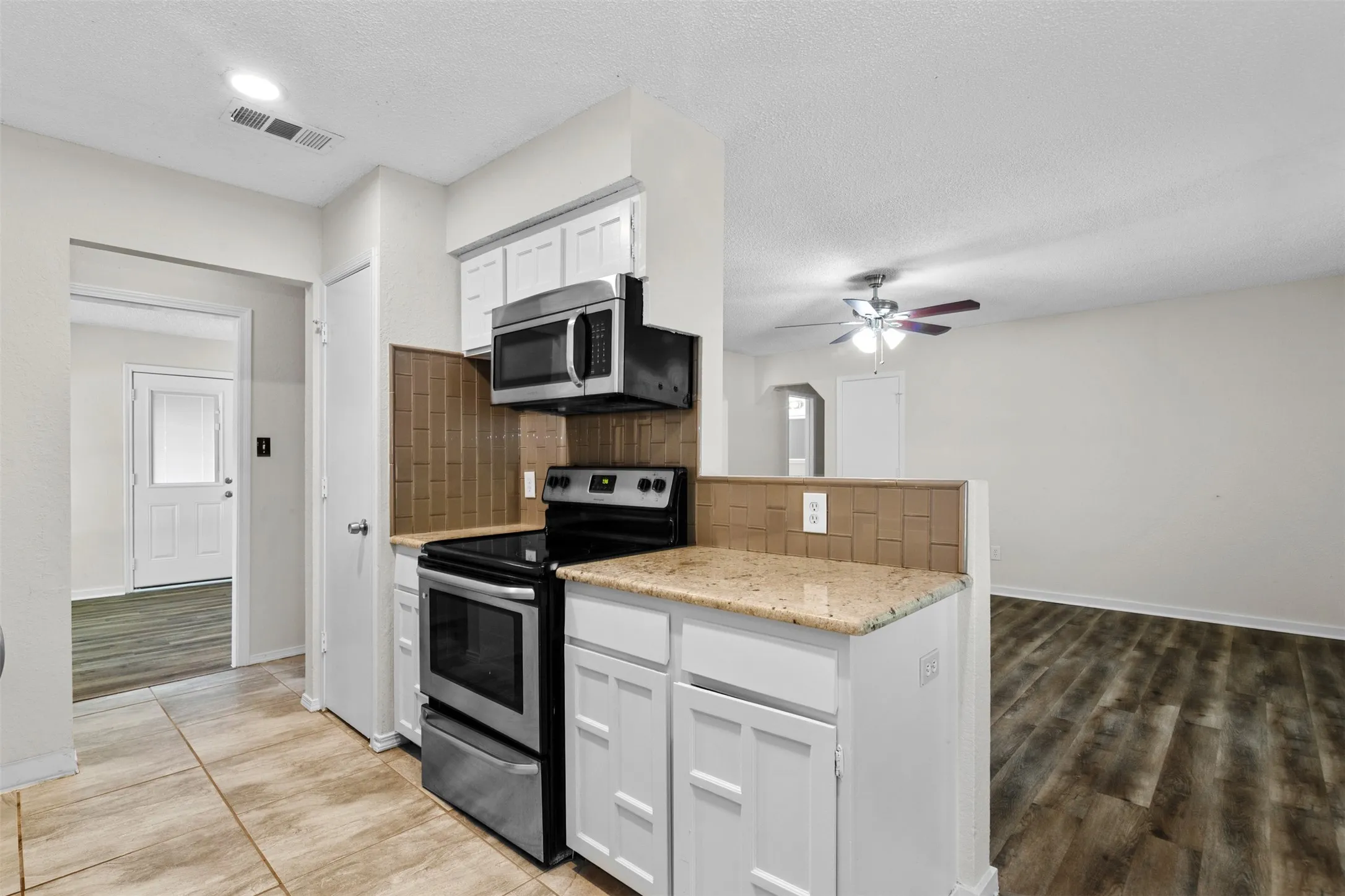Single Family Residence For Sale in Tarrant County , 5001 Darrow Lane, Arlington, Texas 76017, 3 Bedroom, 2 Bathroom, Garage spaces, 1,308 Sqft, built in 1982, mls#21350106, Real Estate Agent in Arlington, Homes For Sale in Tarrant county, Homes For Sale in Arlington, Realtor in Arlington Texas, Real Estate Brokerage Independent Realty Texas, Luminita Cordes Realtor