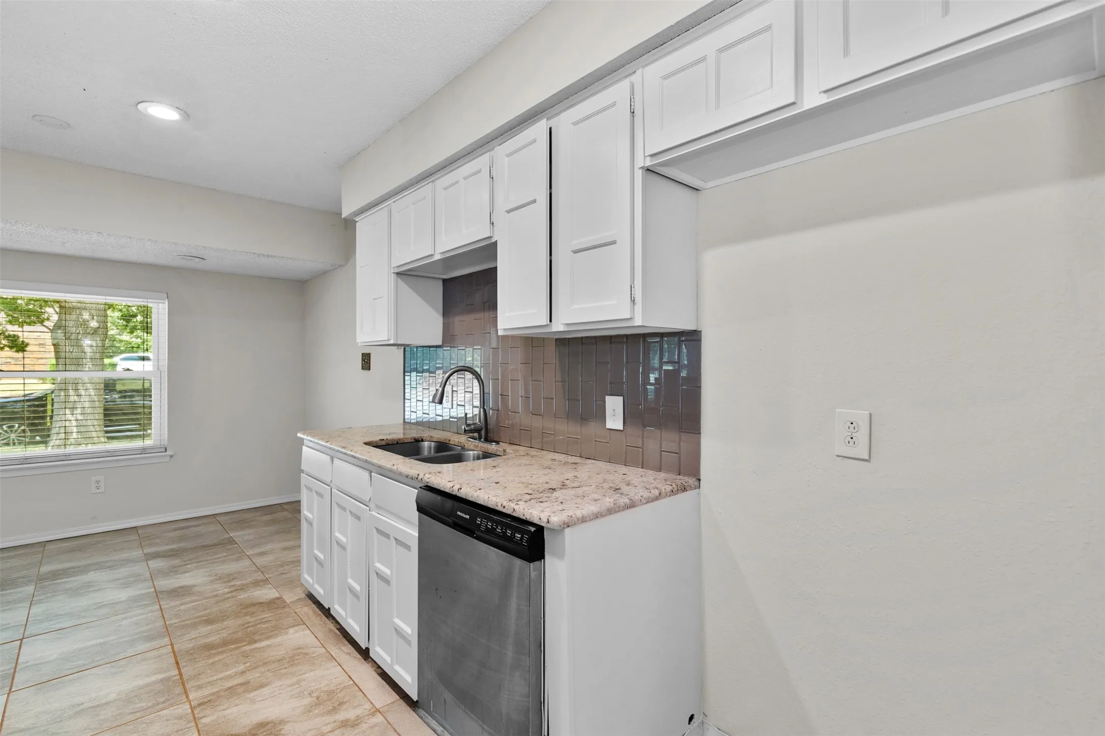 Single Family Residence For Sale in Tarrant County , 5001 Darrow Lane, Arlington, Texas 76017, 3 Bedroom, 2 Bathroom, Garage spaces, 1,308 Sqft, built in 1982, mls#21350106, Real Estate Agent in Arlington, Homes For Sale in Tarrant county, Homes For Sale in Arlington, Realtor in Arlington Texas, Real Estate Brokerage Independent Realty Texas, Luminita Cordes Realtor