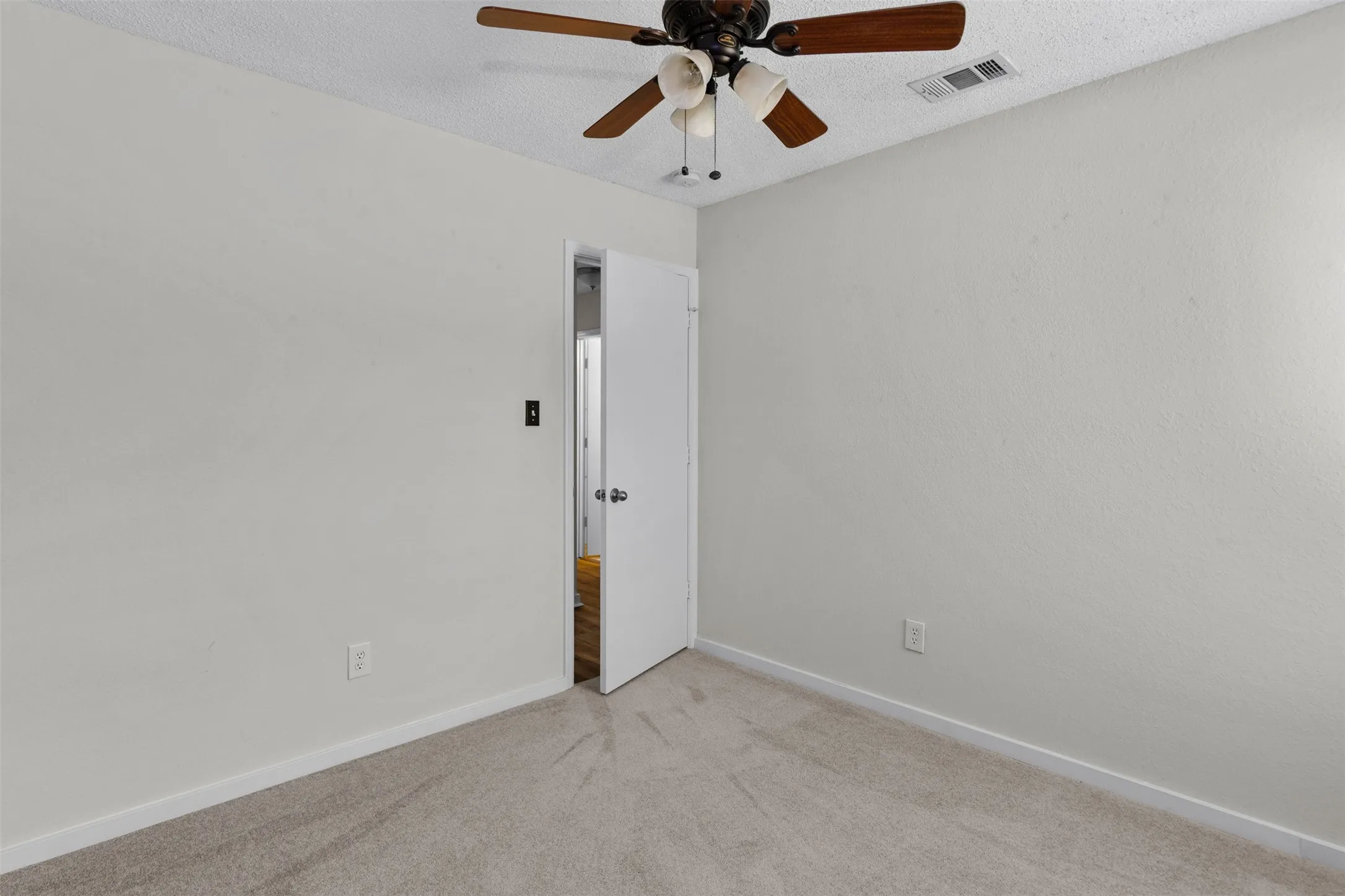 Single Family Residence For Sale in Tarrant County , 5001 Darrow Lane, Arlington, Texas 76017, 3 Bedroom, 2 Bathroom, Garage spaces, 1,308 Sqft, built in 1982, mls#21350106, Real Estate Agent in Arlington, Homes For Sale in Tarrant county, Homes For Sale in Arlington, Realtor in Arlington Texas, Real Estate Brokerage Independent Realty Texas, Luminita Cordes Realtor