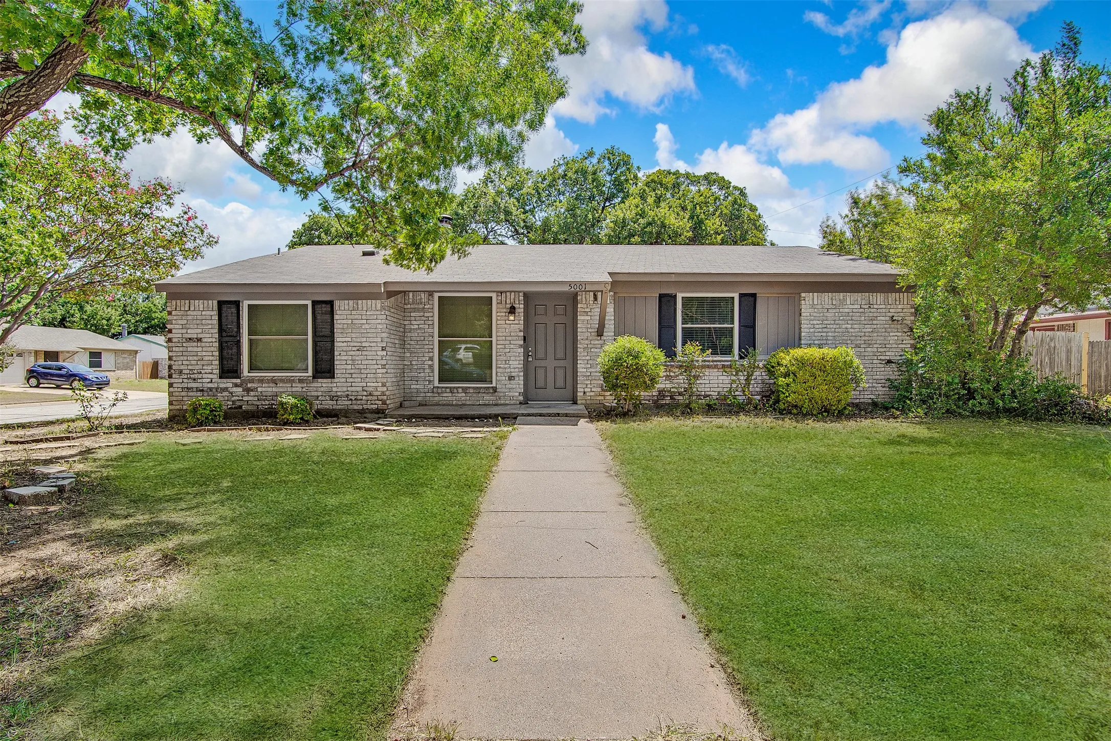 Single Family Residence For Sale in Tarrant County , 5001 Darrow Lane, Arlington, Texas 76017, 3 Bedroom, 2 Bathroom, Garage spaces, 1,308 Sqft, built in 1982, mls#21350106, Real Estate Agent in Arlington, Homes For Sale in Tarrant county, Homes For Sale in Arlington, Realtor in Arlington Texas, Real Estate Brokerage Independent Realty Texas, Luminita Cordes Realtor
