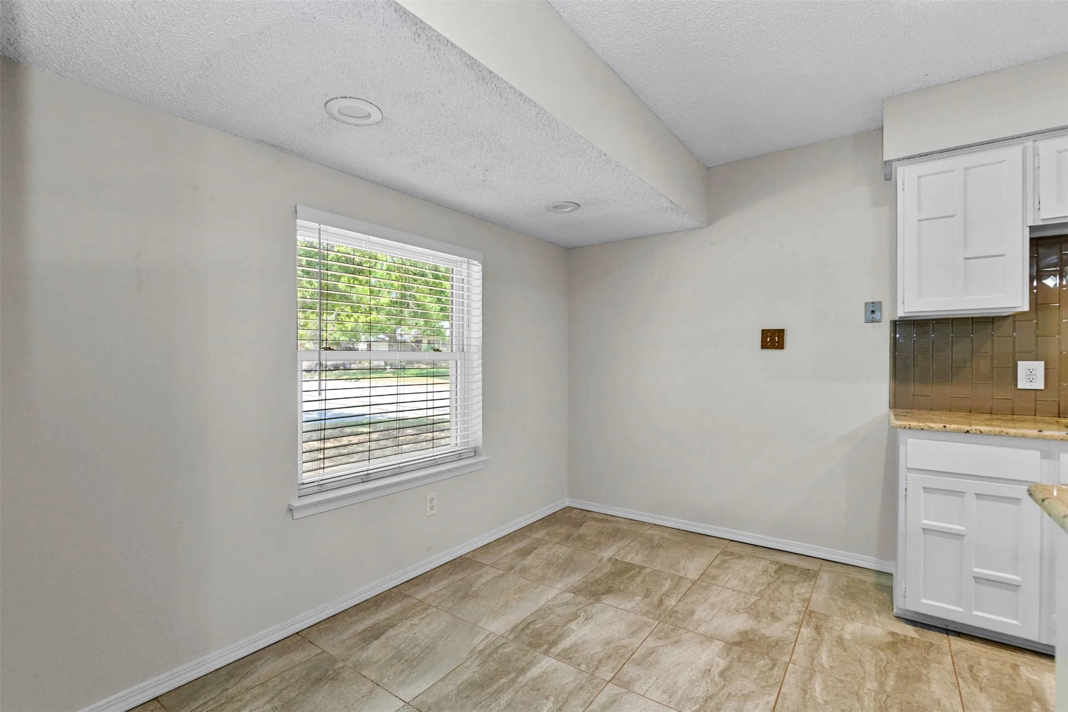 Single Family Residence For Sale in Tarrant County , 5001 Darrow Lane, Arlington, Texas 76017, 3 Bedroom, 2 Bathroom, Garage spaces, 1,308 Sqft, built in 1982, mls#21350106, Real Estate Agent in Arlington, Homes For Sale in Tarrant county, Homes For Sale in Arlington, Realtor in Arlington Texas, Real Estate Brokerage Independent Realty Texas, Luminita Cordes Realtor