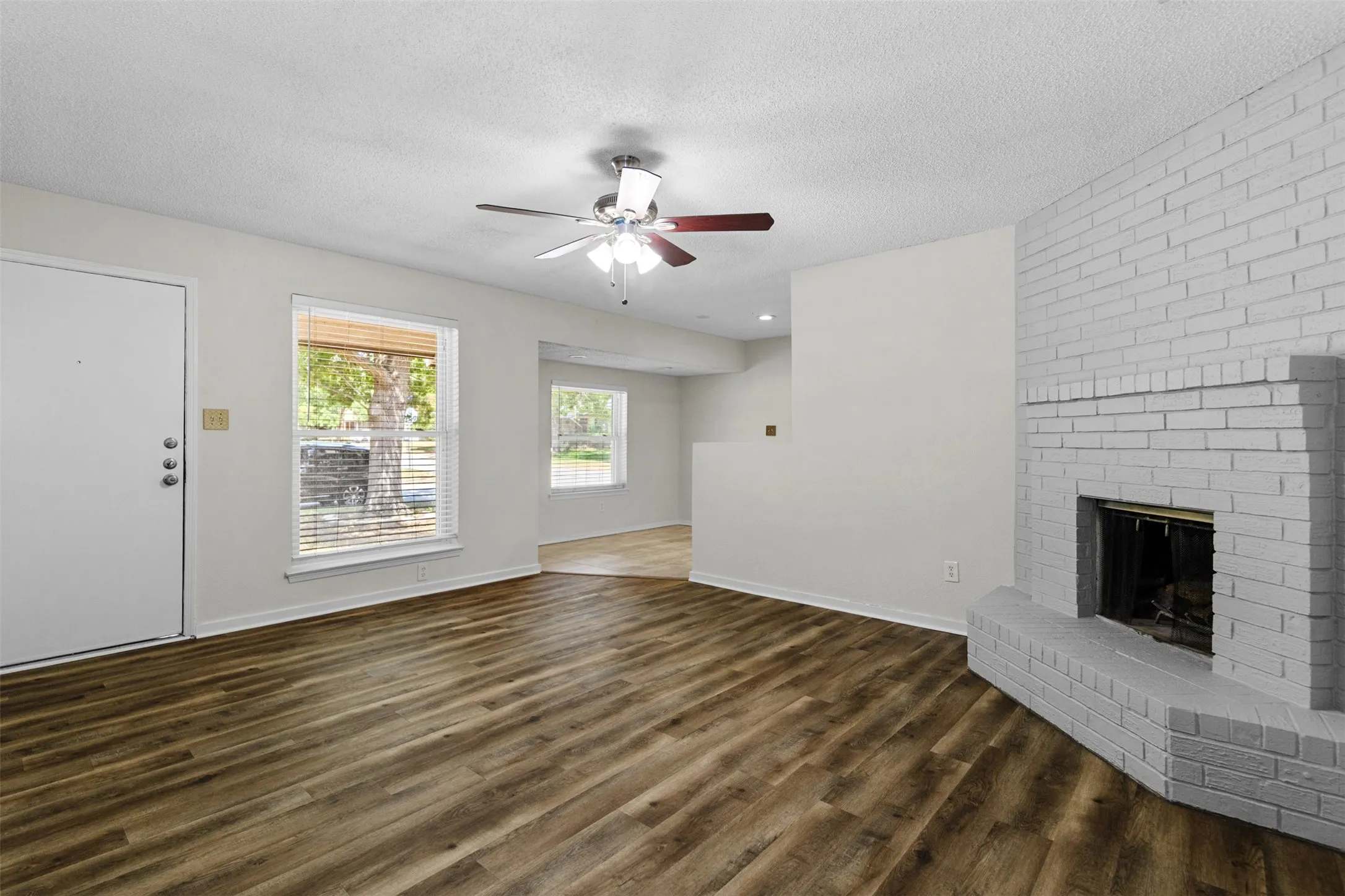 Single Family Residence For Sale in Tarrant County , 5001 Darrow Lane, Arlington, Texas 76017, 3 Bedroom, 2 Bathroom, Garage spaces, 1,308 Sqft, built in 1982, mls#21350106, Real Estate Agent in Arlington, Homes For Sale in Tarrant county, Homes For Sale in Arlington, Realtor in Arlington Texas, Real Estate Brokerage Independent Realty Texas, Luminita Cordes Realtor
