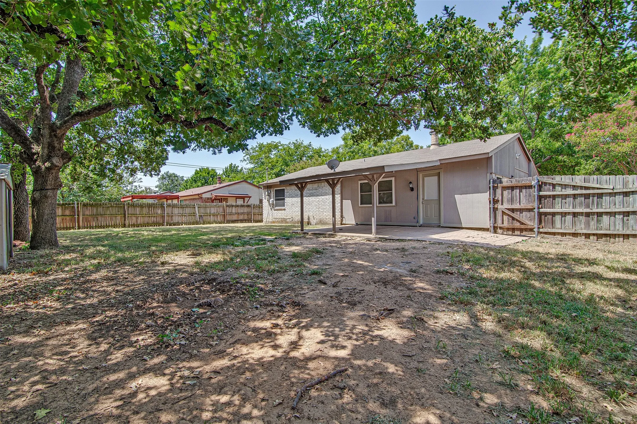 Single Family Residence For Sale in Tarrant County , 5001 Darrow Lane, Arlington, Texas 76017, 3 Bedroom, 2 Bathroom, Garage spaces, 1,308 Sqft, built in 1982, mls#21350106, Real Estate Agent in Arlington, Homes For Sale in Tarrant county, Homes For Sale in Arlington, Realtor in Arlington Texas, Real Estate Brokerage Independent Realty Texas, Luminita Cordes Realtor