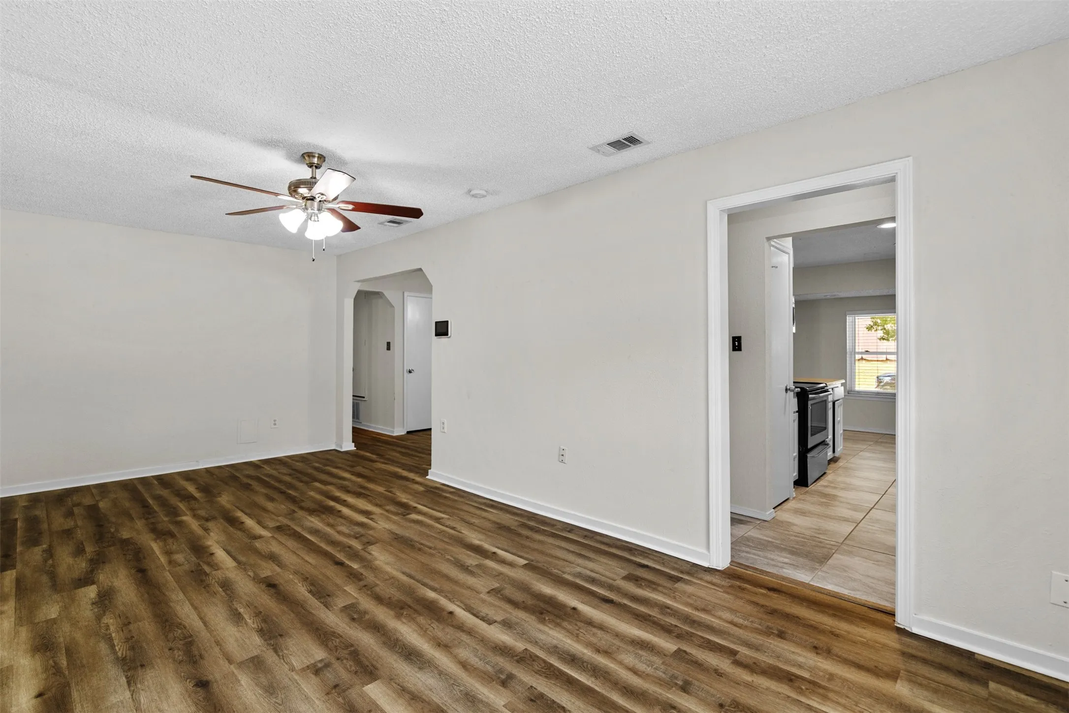 Single Family Residence For Sale in Tarrant County , 5001 Darrow Lane, Arlington, Texas 76017, 3 Bedroom, 2 Bathroom, Garage spaces, 1,308 Sqft, built in 1982, mls#21350106, Real Estate Agent in Arlington, Homes For Sale in Tarrant county, Homes For Sale in Arlington, Realtor in Arlington Texas, Real Estate Brokerage Independent Realty Texas, Luminita Cordes Realtor