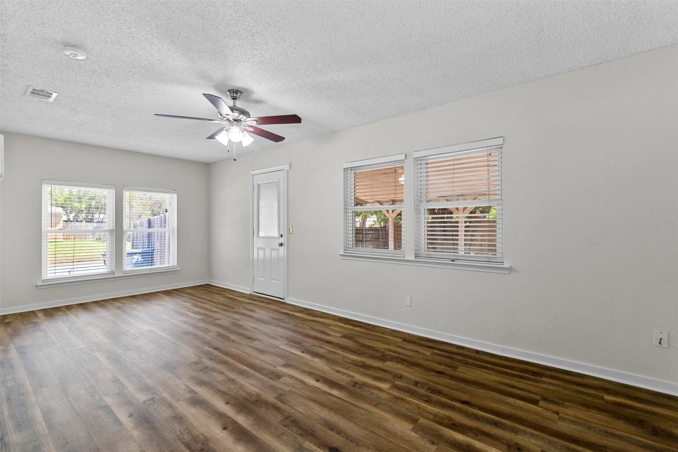 Single Family Residence For Sale in Tarrant County , 5001 Darrow Lane, Arlington, Texas 76017, 3 Bedroom, 2 Bathroom, Garage spaces, 1,308 Sqft, built in 1982, mls#21350106, Real Estate Agent in Arlington, Homes For Sale in Tarrant county, Homes For Sale in Arlington, Realtor in Arlington Texas, Real Estate Brokerage Independent Realty Texas, Luminita Cordes Realtor