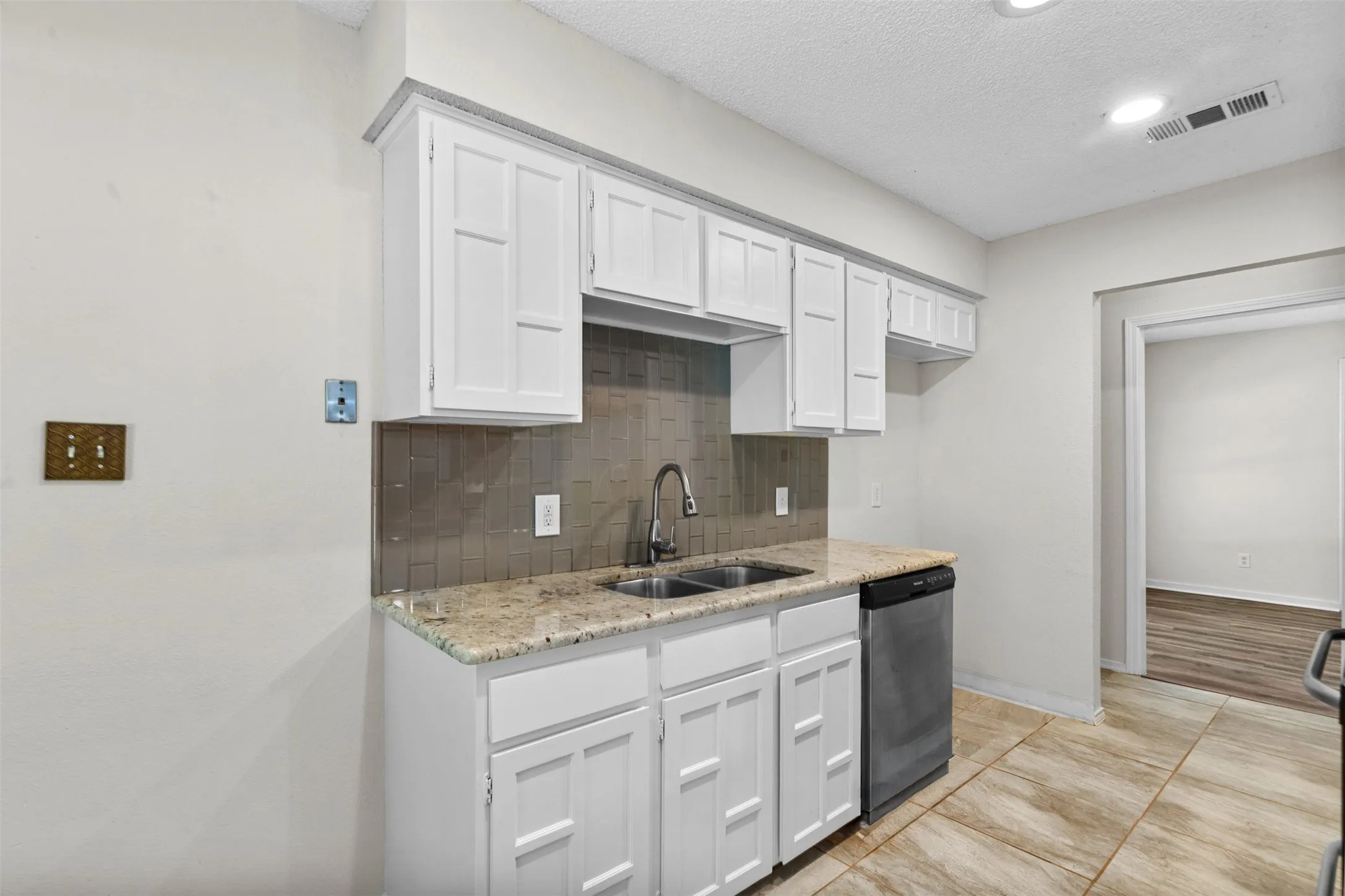 Single Family Residence For Sale in Tarrant County , 5001 Darrow Lane, Arlington, Texas 76017, 3 Bedroom, 2 Bathroom, Garage spaces, 1,308 Sqft, built in 1982, mls#21350106, Real Estate Agent in Arlington, Homes For Sale in Tarrant county, Homes For Sale in Arlington, Realtor in Arlington Texas, Real Estate Brokerage Independent Realty Texas, Luminita Cordes Realtor