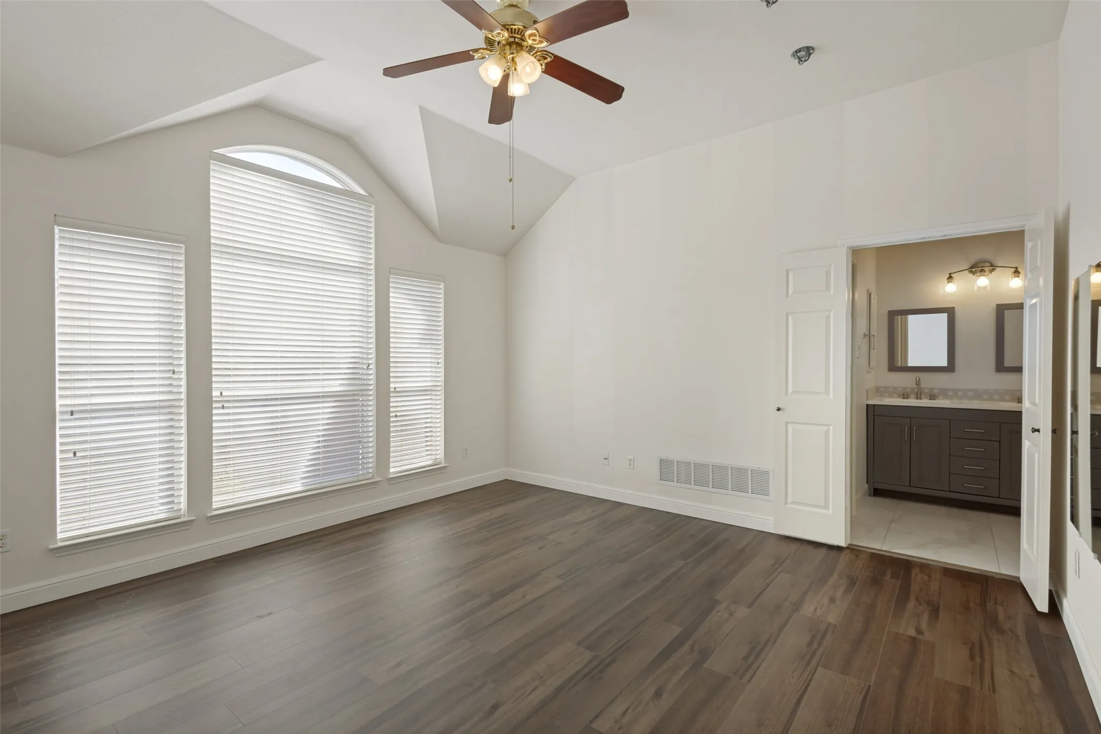 Single Family Residence For Sale in Collin County , 5525 Pebble Court, Mc Kinney, Texas 75072, 4 Bedroom, 2 Bathroom, 2 Garage spaces, 2,102 Sqft, built in 1998, mls#21351816, Real Estate Agent in Mc Kinney, Homes For Sale in Collin county, Homes For Sale in Mc Kinney, Realtor in Mc Kinney Texas, Real Estate Brokerage Independent Realty Texas, Luminita Cordes Realtor